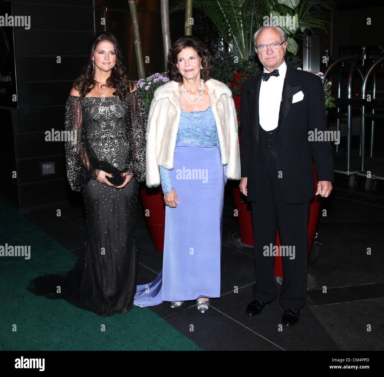 New York, Stati Uniti d'America. Il 3 ottobre 2012. La principessa Madeleine di Svezia, Regina Silvia di Svezia, Re Carlo XVI Gustavo di Svezia presso gli arrivi per 2012 Swedish-American Camera di Commercio dalla fattoria alla forchetta Royal Gala di Premiazione Cena, Mandarin Oriental, New York, NY Ottobre 3, 2012. Foto di: Andres Otero/Everett Collection Foto Stock