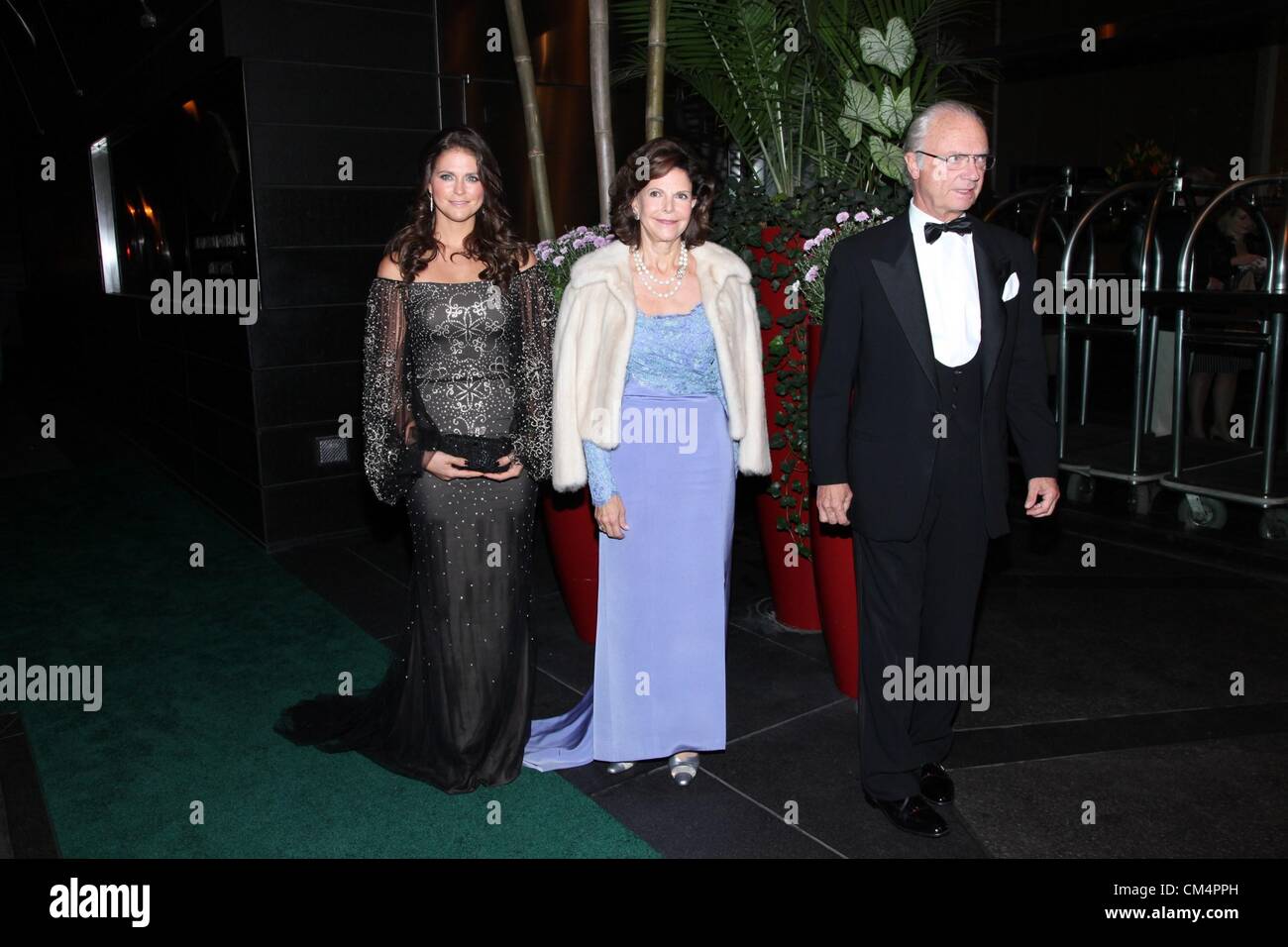 New York, Stati Uniti d'America. Il 3 ottobre 2012. La principessa Madeleine di Svezia, Regina Silvia di Svezia, Re Carlo XVI Gustavo di Svezia presso gli arrivi per 2012 Swedish-American Camera di Commercio dalla fattoria alla forchetta Royal Gala di Premiazione Cena, Mandarin Oriental, New York, NY Ottobre 3, 2012. Foto di: Andres Otero/Everett Collection Foto Stock