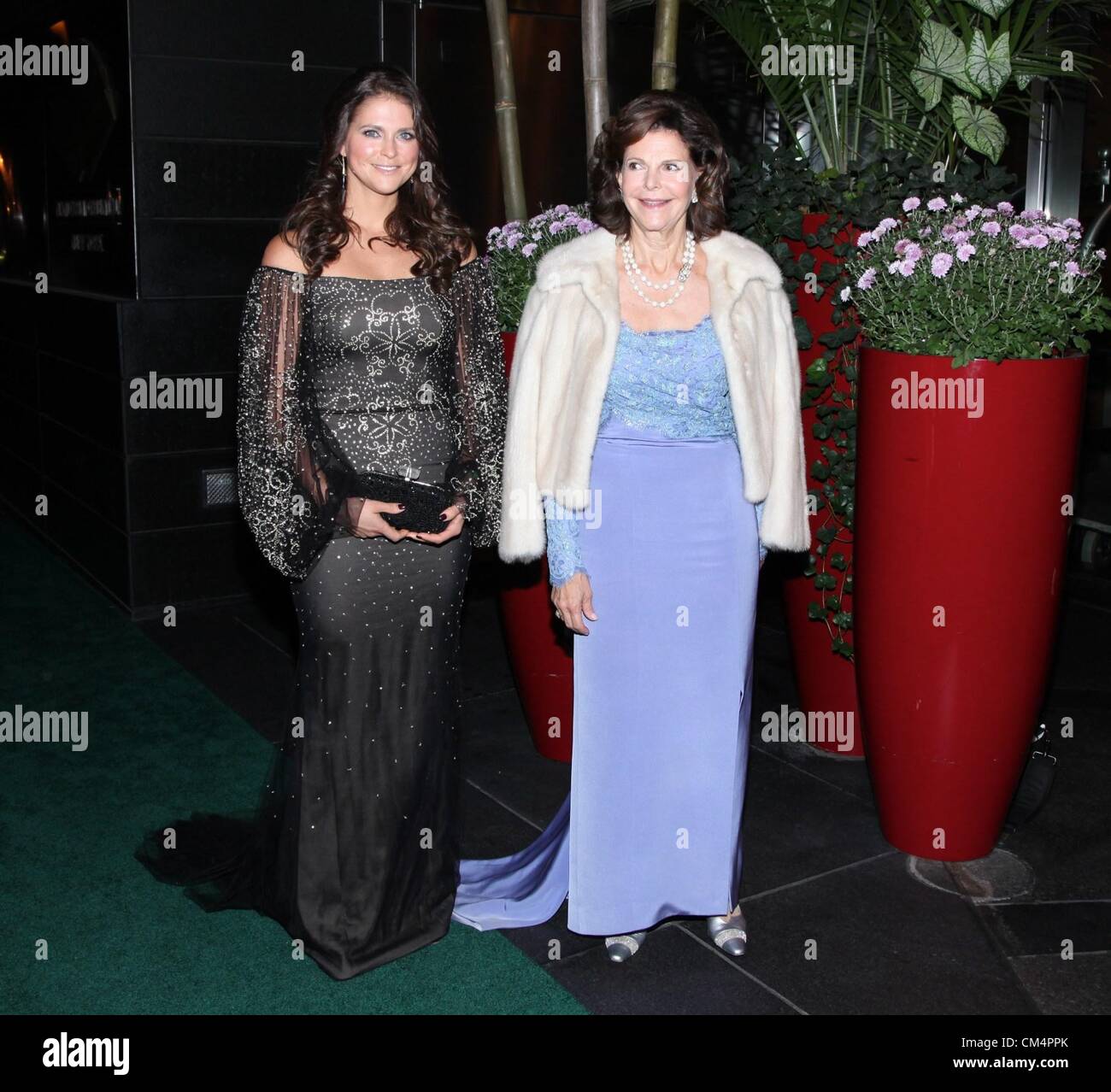 New York, Stati Uniti d'America. Il 3 ottobre 2012. La principessa Madeleine di Svezia, Regina Silvia di Svezia presso gli arrivi per 2012 Swedish-American Camera di Commercio dalla fattoria alla forchetta Royal Gala di Premiazione Cena, Mandarin Oriental, New York, NY Ottobre 3, 2012. Foto di: Andres Otero/Everett Collection Foto Stock
