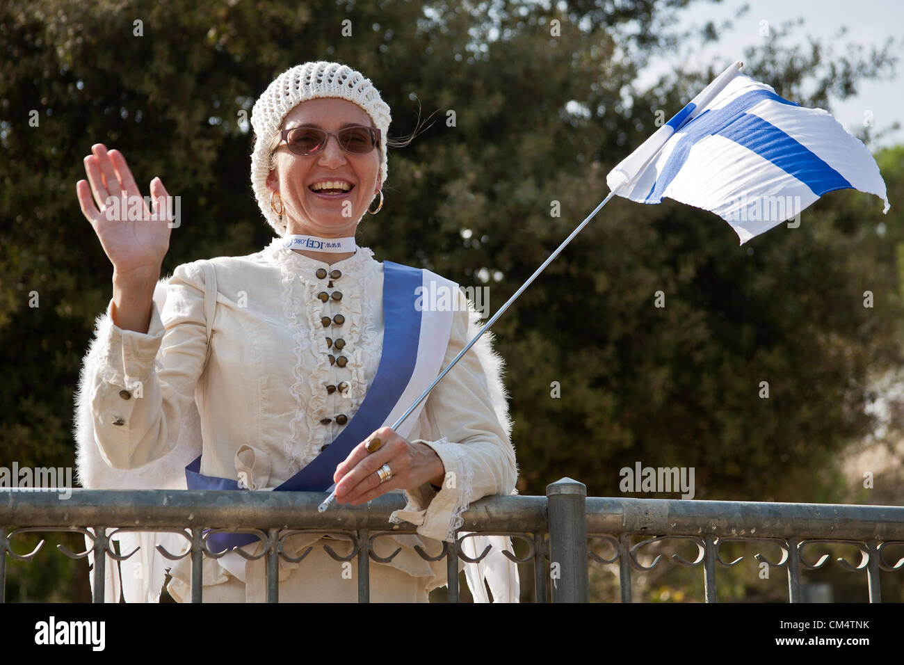 Un membro di una delegazione dalla Finlandia alla International Christian Embassy Jerusalem annuale festa dei Tabernacoli pellegrinaggio in posa per una foto prima della Gerusalemme annuale Sukkoth Parade. Gerusalemme, Israele. 4-Ottobre-2012. Vicino a cinque migliaia di cristiani sulla International Christian Embassy Jerusalem annuale festa dei Tabernacoli pellegrinaggio, da novanta paesi, mostrano il loro sostegno ad Israele prendendo parte all'annuale Gerusalemme Sukkoth Parade. Foto Stock