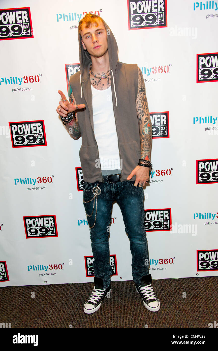 Il 4 ottobre, 2012 - Philadelphia, Pennsylvania, Stati Uniti - Rapper MGK, (Machine Gun Kelly)ha visitato la potenza 99 IHeartRadio Theatre, per un live streaming intervista. MGK è un americano di Hip Hop artista di registrazione da Cleveland Ohio, firmato a Bad Boy e Interscope record. Il suo nome di fase è stato dato per la sua rapida-fire lirica e di flusso è un riferimento al famigerato criminale George ''Machine Gun'' Kelly (credito Immagine: © Ricky Fitchett/ZUMAPRESS.com) Foto Stock