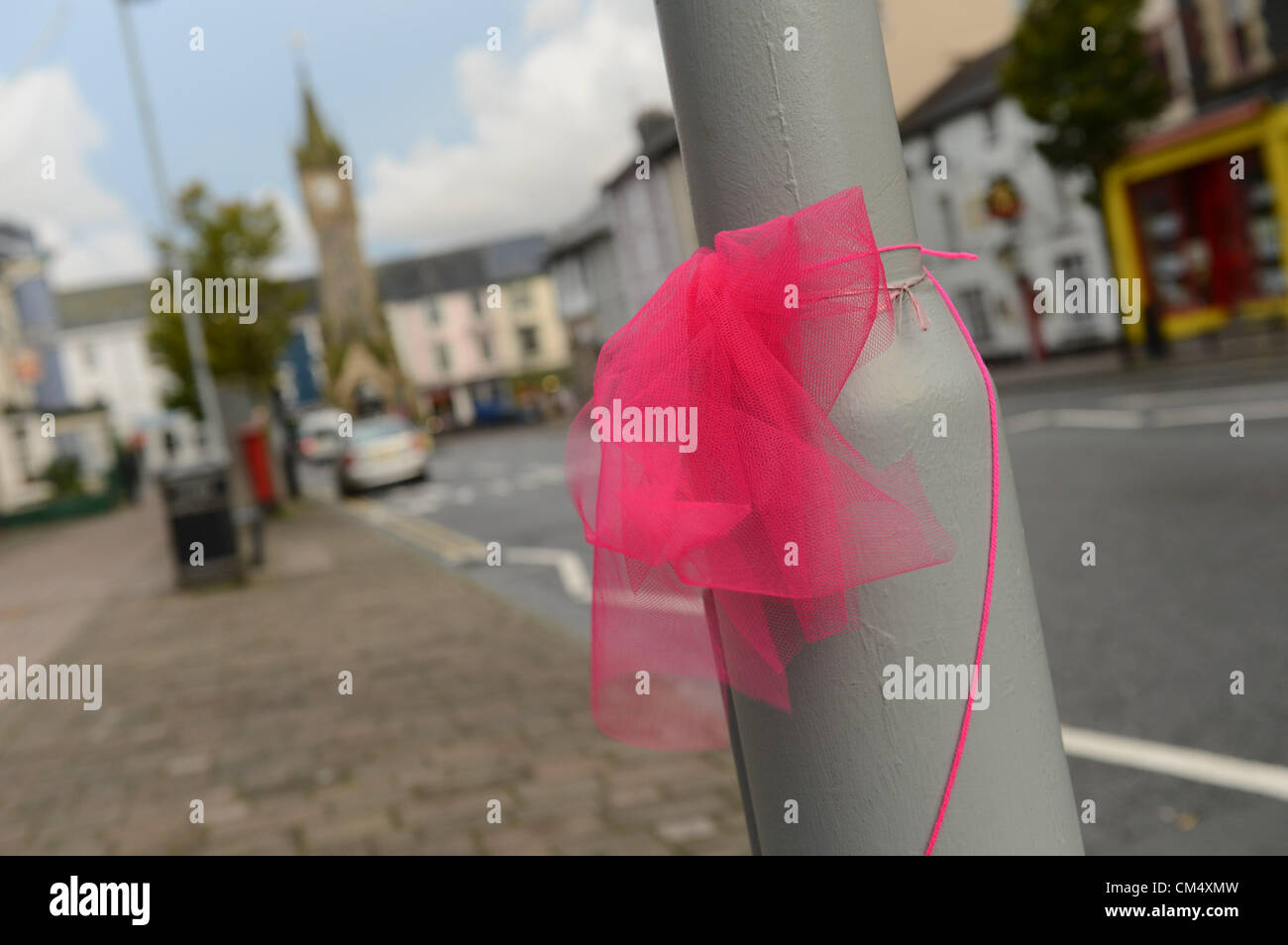 Venerdì 5 ottobre 2012. Machynlleth, Powys, Wales, Regno Unito. Nastri rosa sono visibili sulle strade di Machynlleth a sostegno della famiglia della bambina di cinque anni APRILE JONES rapiti durante la riproduzione al di fuori della propria casa il Ott 1° 2012. La polizia ha fino a 5pm di oggi per la carica, rilasciare o per applicare una estensione finale per il tempo consentito per la rimessa in discussione di 46 anno vecchio uomo locali MARK BRIDGER che è stato arrestato in connessione con il caso di martedì 2 Ott 2012. Foto Stock