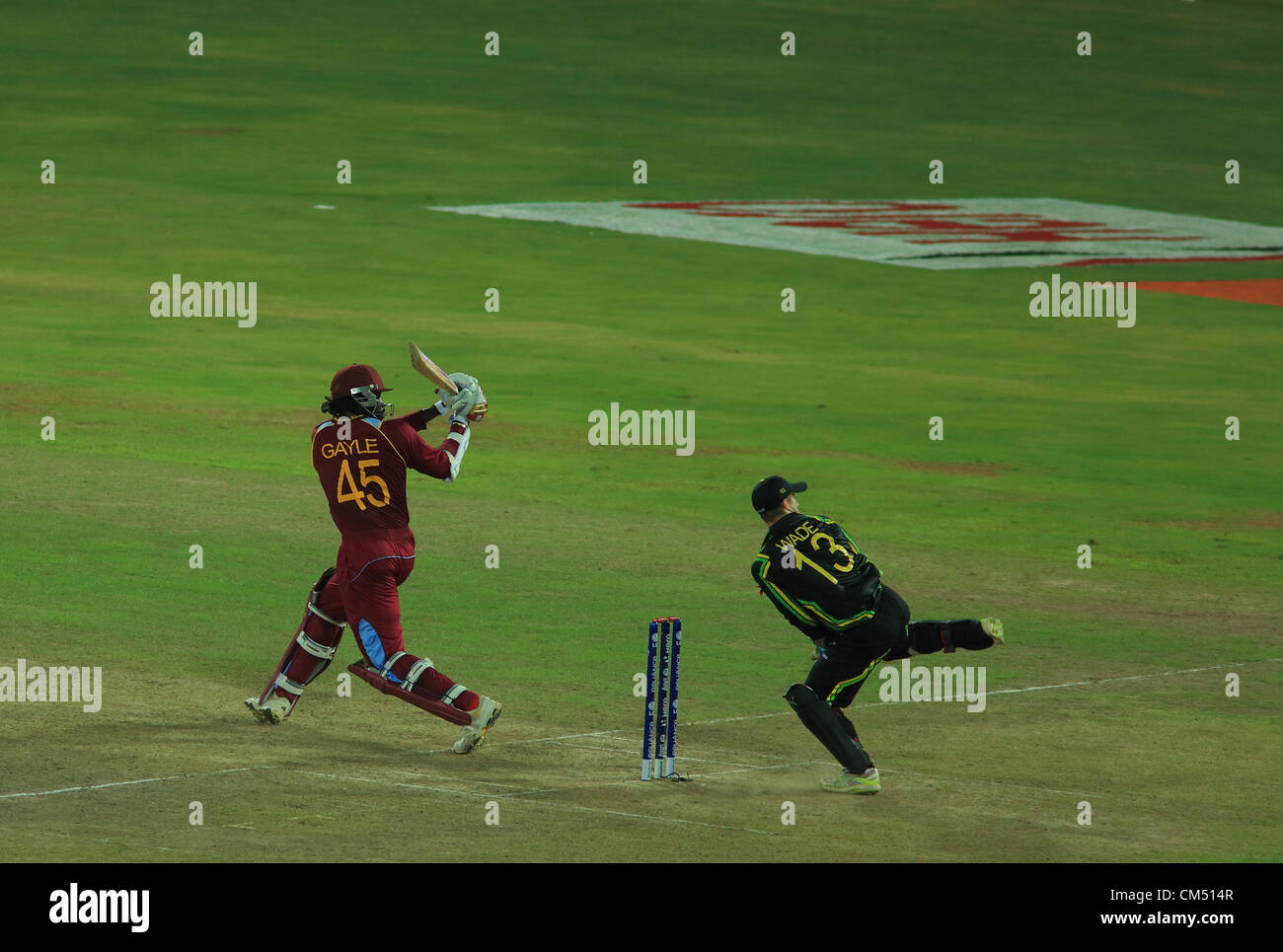 Colombo, Sri Lanka. Il 5 ottobre 2012. West Indies battitore Chris Gayle colpire sei nell'ICC T20 la Coppa del Mondo di cricket 2012 Foto Stock