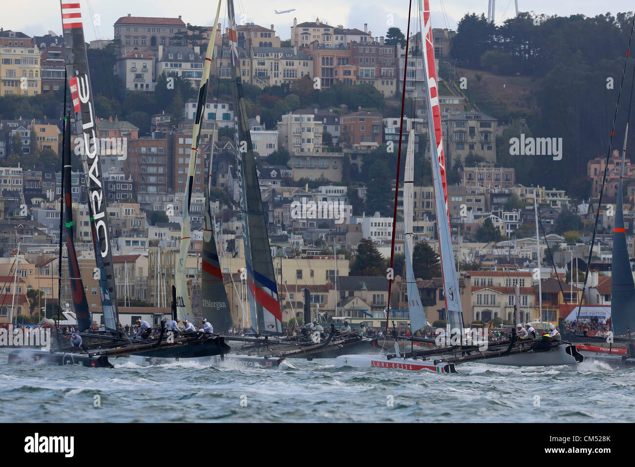 Il 5 ottobre 2012 - San Francisco, California, Stati Uniti - Azione dalla flotta gare di Coppa America World Series a San Francisco. (Credito Immagine: © Dinno Kovic/ZUMAPRESS.com) Foto Stock