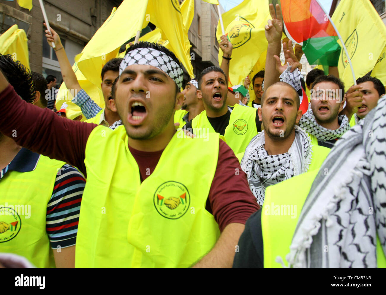 6 ott. 2012 - Nablus, West Bank, Territorio palestinese - palestinesi sostenitori del Fatah onda partito il partito della bandiera durante una campagna di rally per i suoi candidati in esecuzione in locale consiglio elezioni nella West Bank città di Nablus il 6 ottobre 2012 (credito Immagine: © Nedal Eshtayah APA/images/ZUMAPRESS.com) Foto Stock