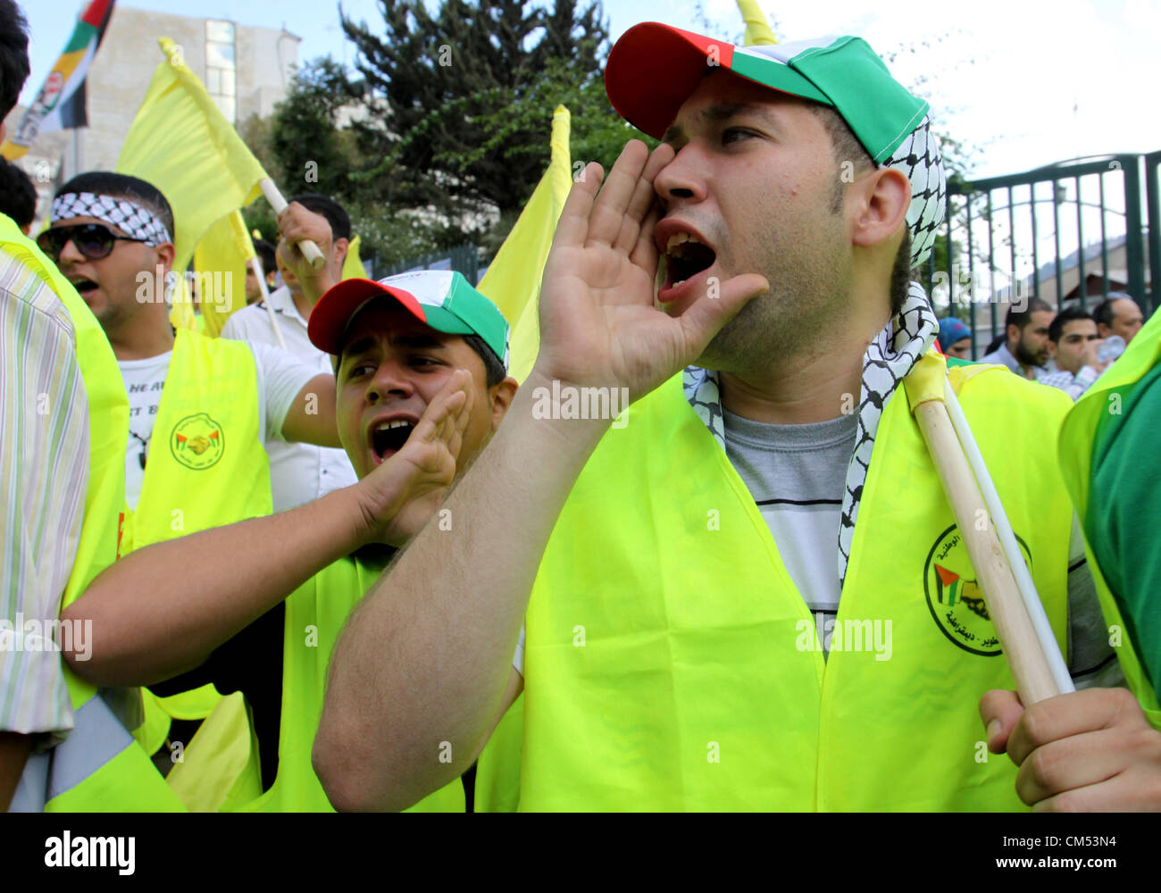 6 ott. 2012 - Nablus, West Bank, Territorio palestinese - palestinesi sostenitori del Fatah onda partito il partito della bandiera durante una campagna di rally per i suoi candidati in esecuzione in locale consiglio elezioni nella West Bank città di Nablus il 6 ottobre 2012 (credito Immagine: © Nedal Eshtayah APA/images/ZUMAPRESS.com) Foto Stock