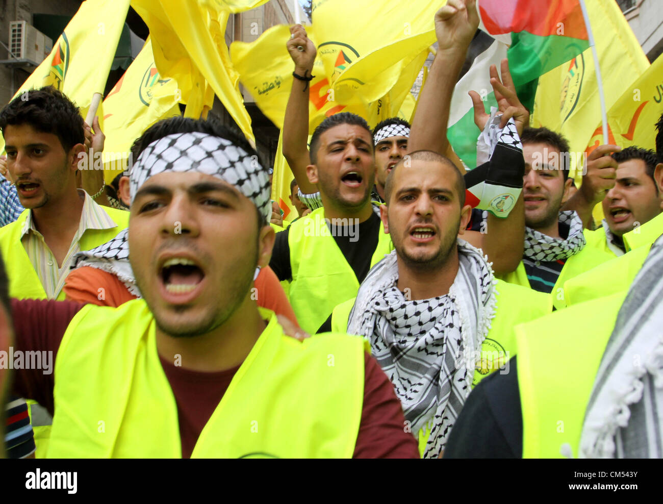 6 ott. 2012 - Nablus, West Bank - palestinesi dei sostenitori del partito Fatah durante una campagna di rally per i suoi candidati in esecuzione in locale imminenti elezioni del consiglio. (Credito Immagine: © Nedal Eshtayah APA/images/ZUMAPRESS.com) Foto Stock