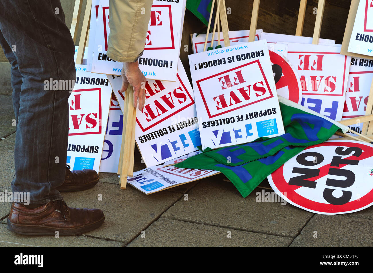 Glasgow, Scotland, Regno Unito. Sabato 6 ottobre. EIS insegnamento membri marzo sebbene Glasgow city centre in segno di protesta contro i tagli proposti al college educativi. Foto Stock