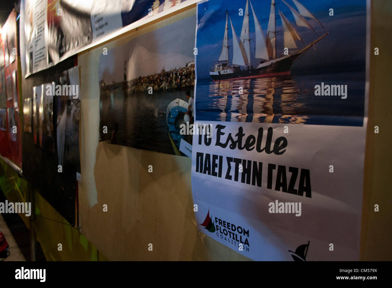 Atene, Grecia, 6 ottobre 2012. I giovani membri dell'opposizione greca, ala sinistra del partito SYRIZA organizzare una festa. Nella foto, uno stand dedicato alla libertà flottiglia e il Free Gaza Movement. Credito: Nikolas Georgiou / Alamy Live News Foto Stock