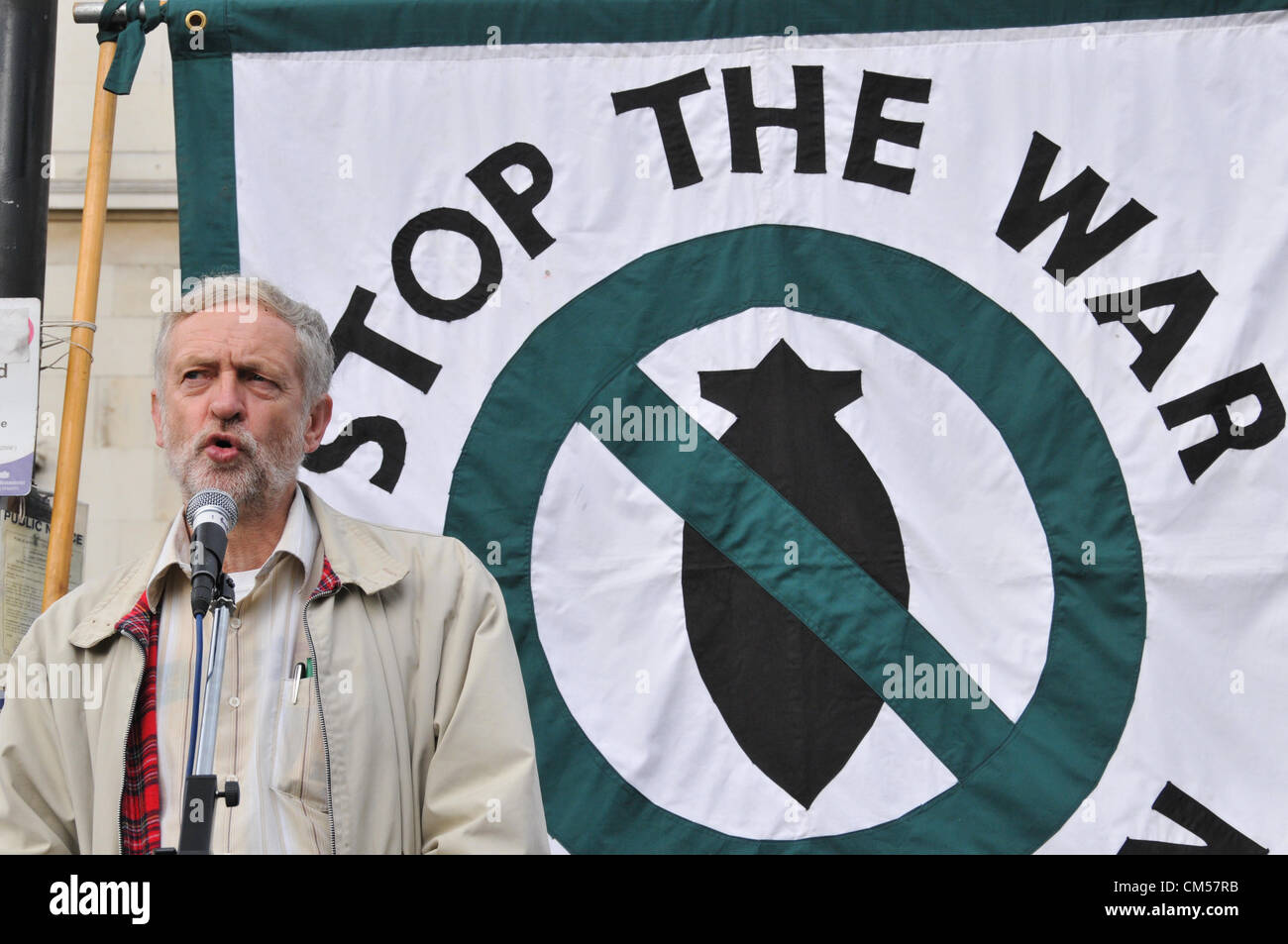 Trafalgar Square, Londra, Regno Unito. Il 7 ottobre 2012. Jeremy Corbyn parla alla cerimonia. "I nomi dei defunti' cerimonia in Trafalgar Square detenute per contrassegnare l'undicesimo anniversario dell inizio della guerra in Afghanistan. Foto Stock