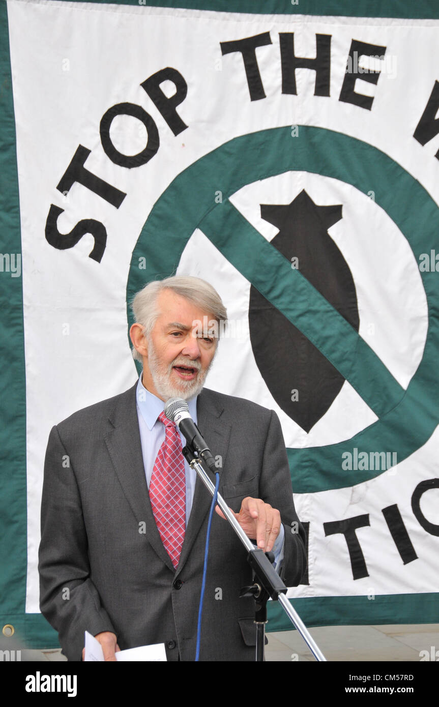 Trafalgar Square, Londra, Regno Unito. Il 7 ottobre 2012. MP Paul Flynn parla alla cerimonia, il MP è bandito dal Parlamento alla presente per chiamare i ministri della difesa " bugiardi'. "I nomi dei defunti' cerimonia in Trafalgar Square detenute per contrassegnare l'undicesimo anniversario dell inizio della guerra in Afghanistan. Foto Stock