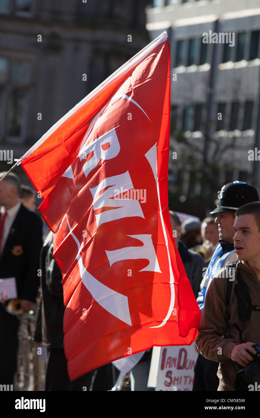 Il 7 ottobre 2012 Birmingham REGNO UNITO. TUC rally e dimostrazione a partito dei conservatori, conferenza di Birmingham. Orange RMT Unione bandiera. Foto Stock