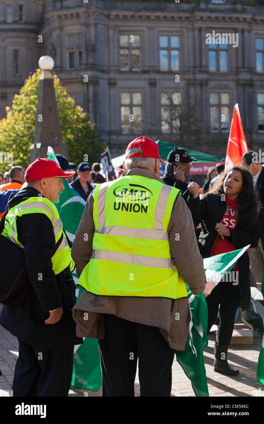 Il 7 ottobre 2012 Birmingham REGNO UNITO. TUC rally e dimostrazione a partito dei conservatori, conferenza di Birmingham. Membro della RMT Unione in alta vis giacca. Foto Stock