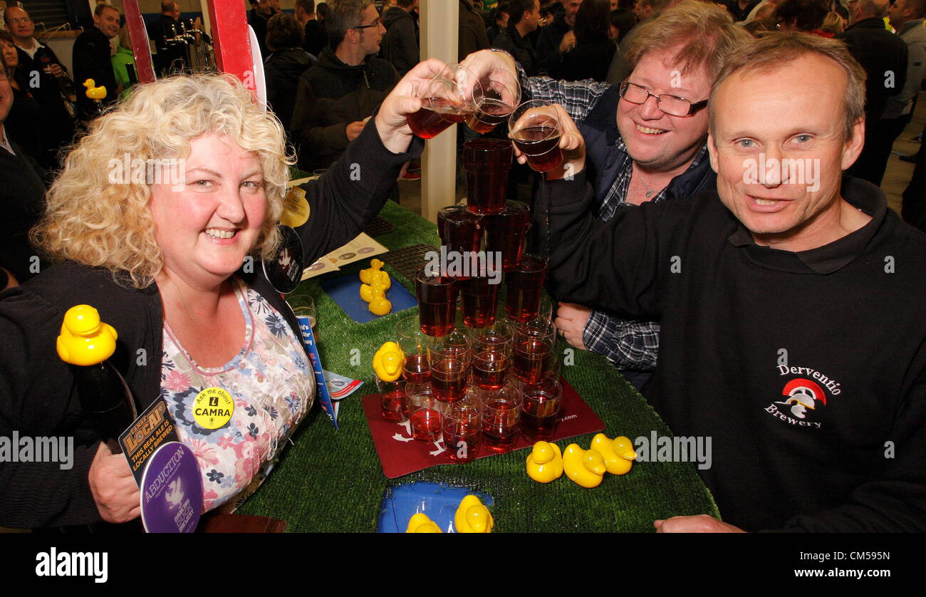 La birra2Net2 Festival, Proact Stadium, Chesterfield, Derbyshire, Regno Unito. (L-R), Jane Lefley, Chesterfield & District CAMRA rappresentante; Phil Tooley, birra2Net2 organizzatore del Festival & John Baldock, Presidente del Derbyshire Brewers collettivo il seguente annuncio da parte della campagna per Real Ale (CAMRA) che vi sono mille fabbriche di birra nel Regno Unito - più che in qualsiasi altro momento dal 1930. Jane Lefley dette figure pubblicato dalla East Midlands birrerie regionali dimostrano che vi sono più Real Ale birrerie del Derbyshire rispetto a qualsiasi altra contea del Regno Unito. Foto Stock