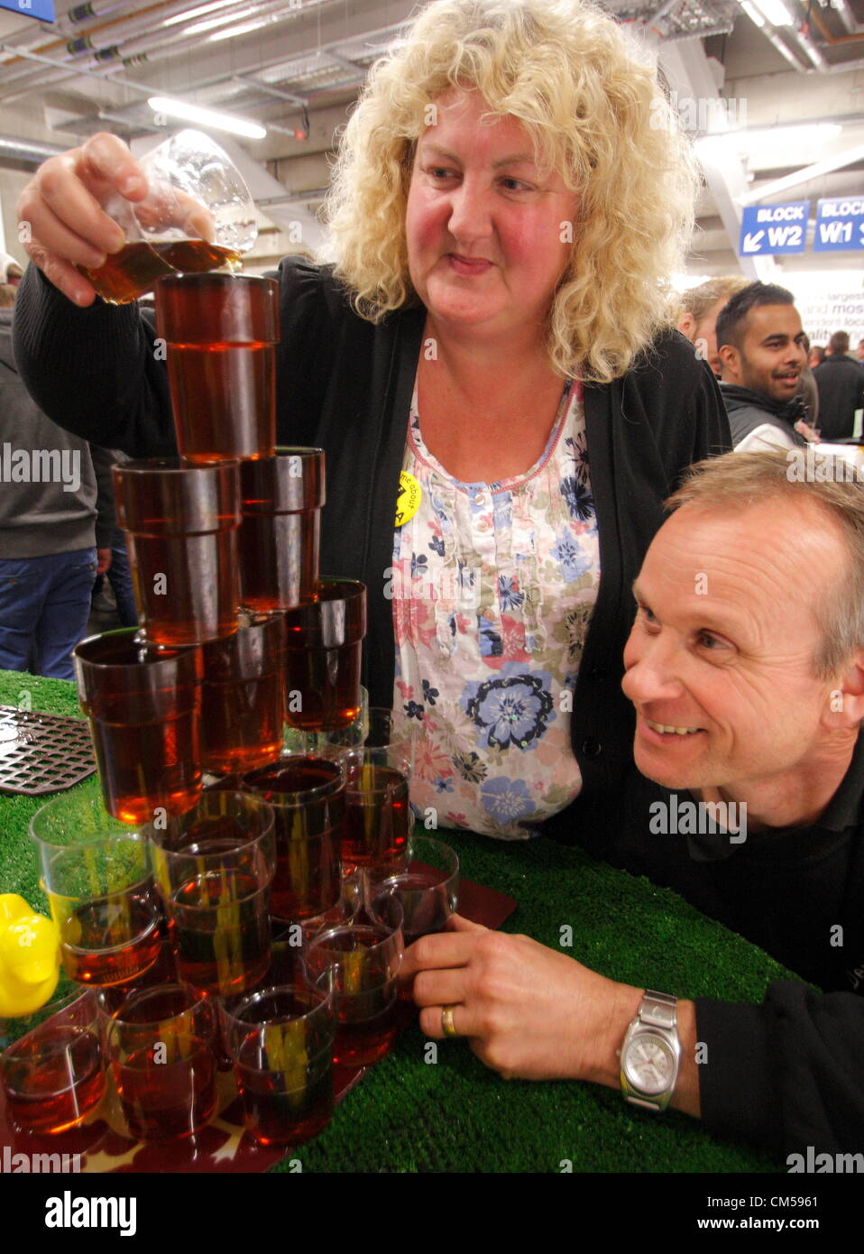 La birra2Net2 Festival, Proact Stadium, Chesterfield, Derbyshire, Regno Unito. (L-R), Jane Lefley, Chesterfield & District CAMRA rappresentante & John Baldock, Presidente del Derbyshire Brewer's collettivo il seguente annuncio da parte della campagna per Real Ale (CAMRA) che vi sono mille fabbriche di birra nel Regno Unito - più che in qualsiasi altro momento dagli anni trenta Õs. Jane Lefley dette figure pubblicato dalla East Midlands birrerie regionali dimostrano che vi sono più Real Ale birrerie del Derbyshire rispetto a qualsiasi altra contea del Regno Unito. Foto Stock
