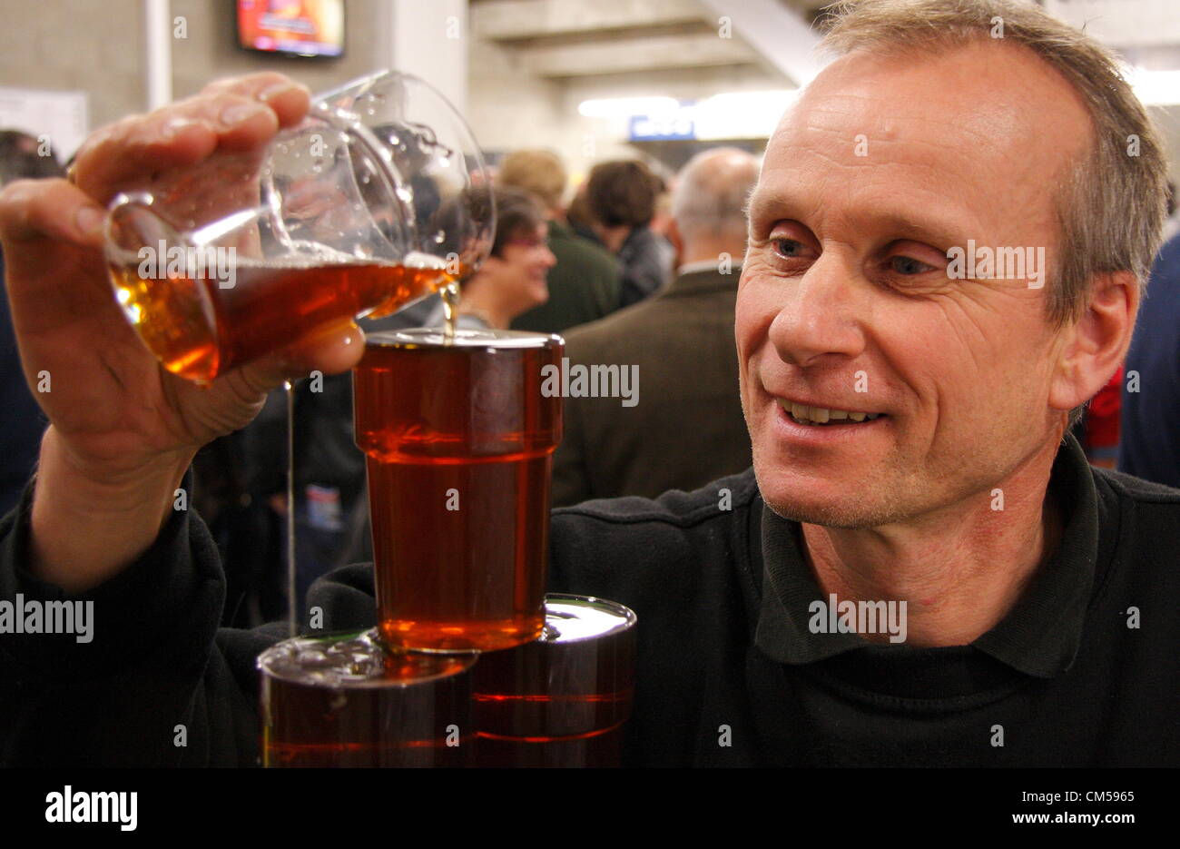 John Baldock, Presidente del Derbyshire Brewer's collettivi a La birra2Net2 Festival a seguito dell'annuncio da parte della campagna per Real Ale (CAMRA) che vi sono mille fabbriche di birra nel Regno Unito - più che in qualsiasi altro momento poiché il 1930' e che le cifre pubblicate da East Midlands birrerie regionali dimostrano che vi sono più Real Ale birrerie del Derbyshire rispetto a qualsiasi altra contea del Regno Unito. Foto Stock