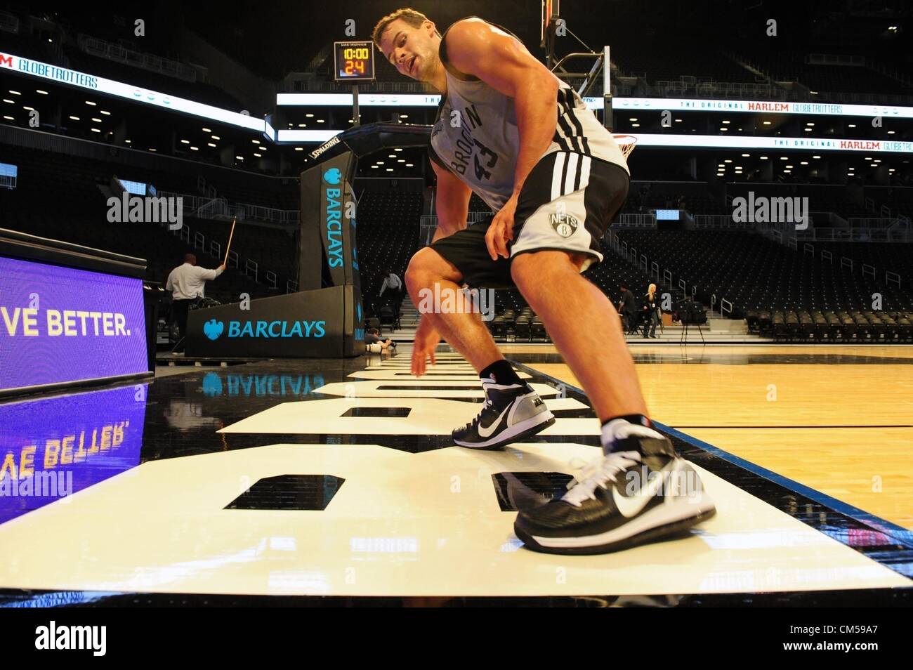 Il 7 ottobre 2012 - Brooklyn, New York, Stati Uniti - KRIS HUMPHRIES corre sprint durante la cerimonia inaugurale dei Brooklyn Nets pratica presso Barclays Center di Brooklyn Ottobre 7, 2012, (credito Immagine: © Bryan Smith/ZUMAPRESS.com) Foto Stock