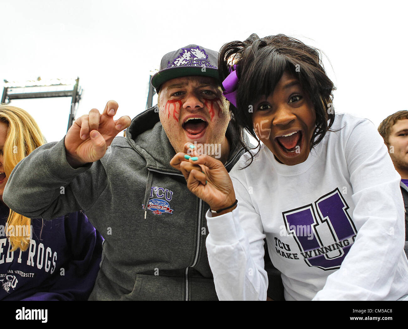 6 ott. 2012 - Fort Worth, Texas, Stati Uniti d'America - TCU cornuto rane tifosi guardare il gioco tra l'Iowa State cicloni e il TCU cornuto rane al Amon G. Carter Stadium di Fort Worth, Texas. Iowa State sconfitte TCU 37 a 23. (Credito Immagine: © Dan Wozniak/ZUMAPRESS.com) Foto Stock