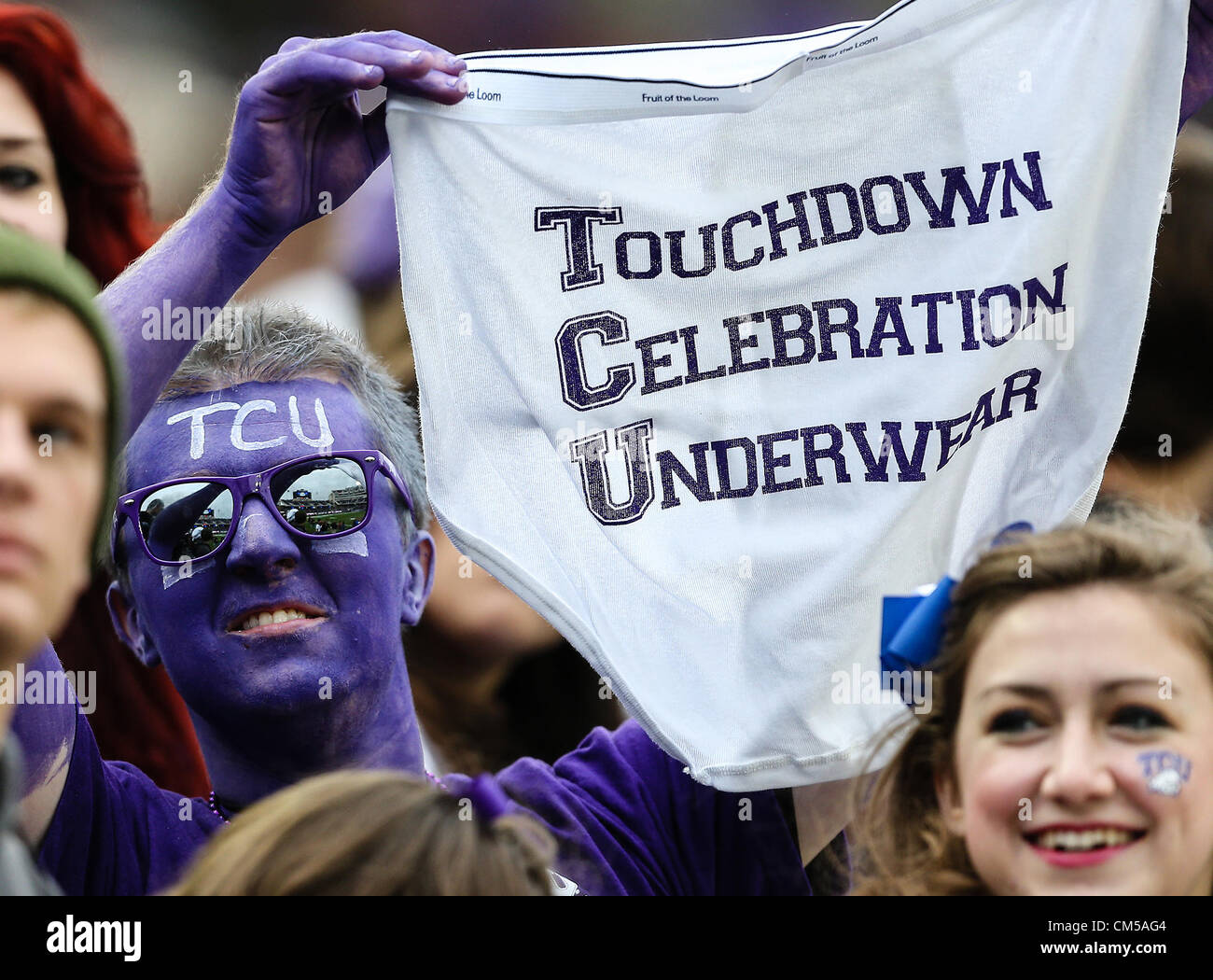 6 ott. 2012 - Fort Worth, Texas, Stati Uniti d'America - TCU cornuto rane tifosi guardare il gioco tra l'Iowa State cicloni e il TCU cornuto rane al Amon G. Carter Stadium di Fort Worth, Texas. Iowa State sconfitte TCU 37 a 23. (Credito Immagine: © Dan Wozniak/ZUMAPRESS.com) Foto Stock