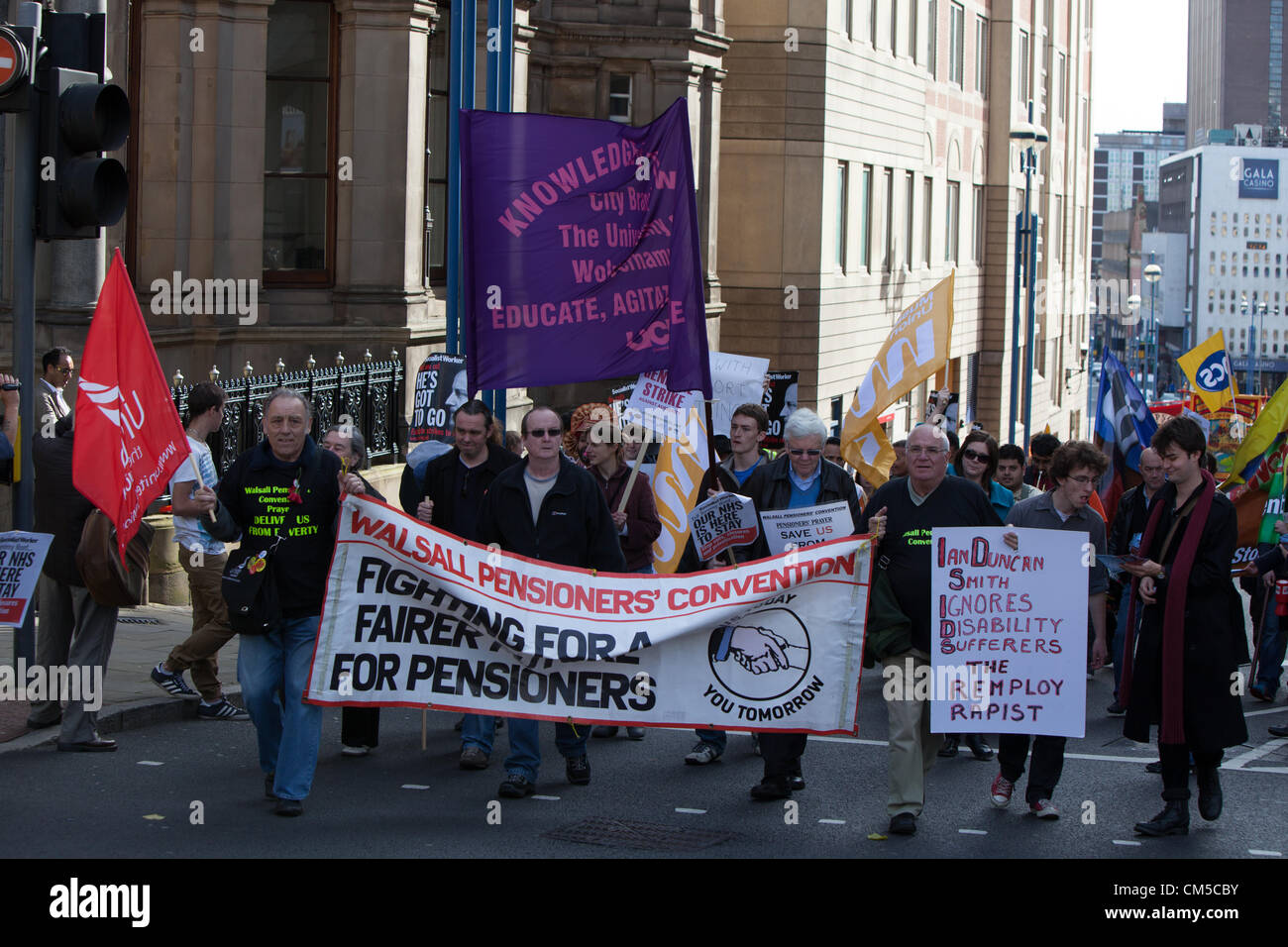 Birmingham, Regno Unito. Il 7 ottobre 2012. Manifestanti rendendo il loro modo attraverso Birmingham durante il TUC rally, che ha coinciso con il giorno di apertura del congresso del Partito Conservatore nella città. Foto Stock