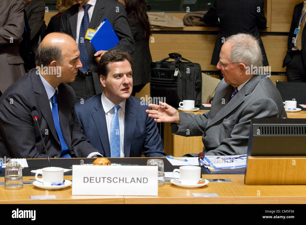 Riunione del Consiglio Ecofin di ministri delle finanze dell'UE, (da sinistra a destra): Pierre Moscovici. La Francia. George Osborne, Regno Unito. Wolfgang Schauble, Germania. Foto di Peter Cavanagh/Alamy Live News Foto Stock