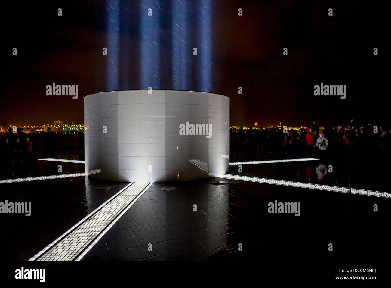 Reykjavik, Islanda. 9 ottobre 2012. L'immaginare la pace Tower è un memoriale di John Lennon da Yoko Ono, primo inaugurato nel 2007. È situato sulla isola Videy, al largo della costa di Reykjavik, Islanda. Esso è costituito da un alto "torre di luce', proiettata da una pietra bianca con la scritta 'immaginare la pace" in 24 lingue queste parole, e il nome della torre, sono un riferimento a Lennon dell inno di pace, immaginare. La torre è accesa ogni anno a partire dal 9 ottobre, Lennon il compleanno, attraverso 8 dicembre la data della sua morte. Credito: Arctic-Images / Alamy Live News Foto Stock
