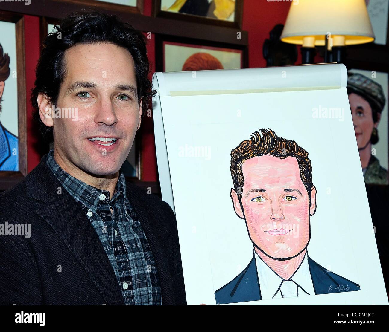 New York, Stati Uniti d'America. 9 ottobre 2012. Paul Rudd presso il ritratto di inaugurazione per il cast di Broadway "grazia" a Sardi (Debra L Rothenberg per New York Daily News) interno per la caricatura di inaugurazione per le stelle di grazia a Sardi, sardi del ristorante dell'albergo, New York, NY, 9 ottobre 2012. Foto di: Lee/Everett Collection Foto Stock