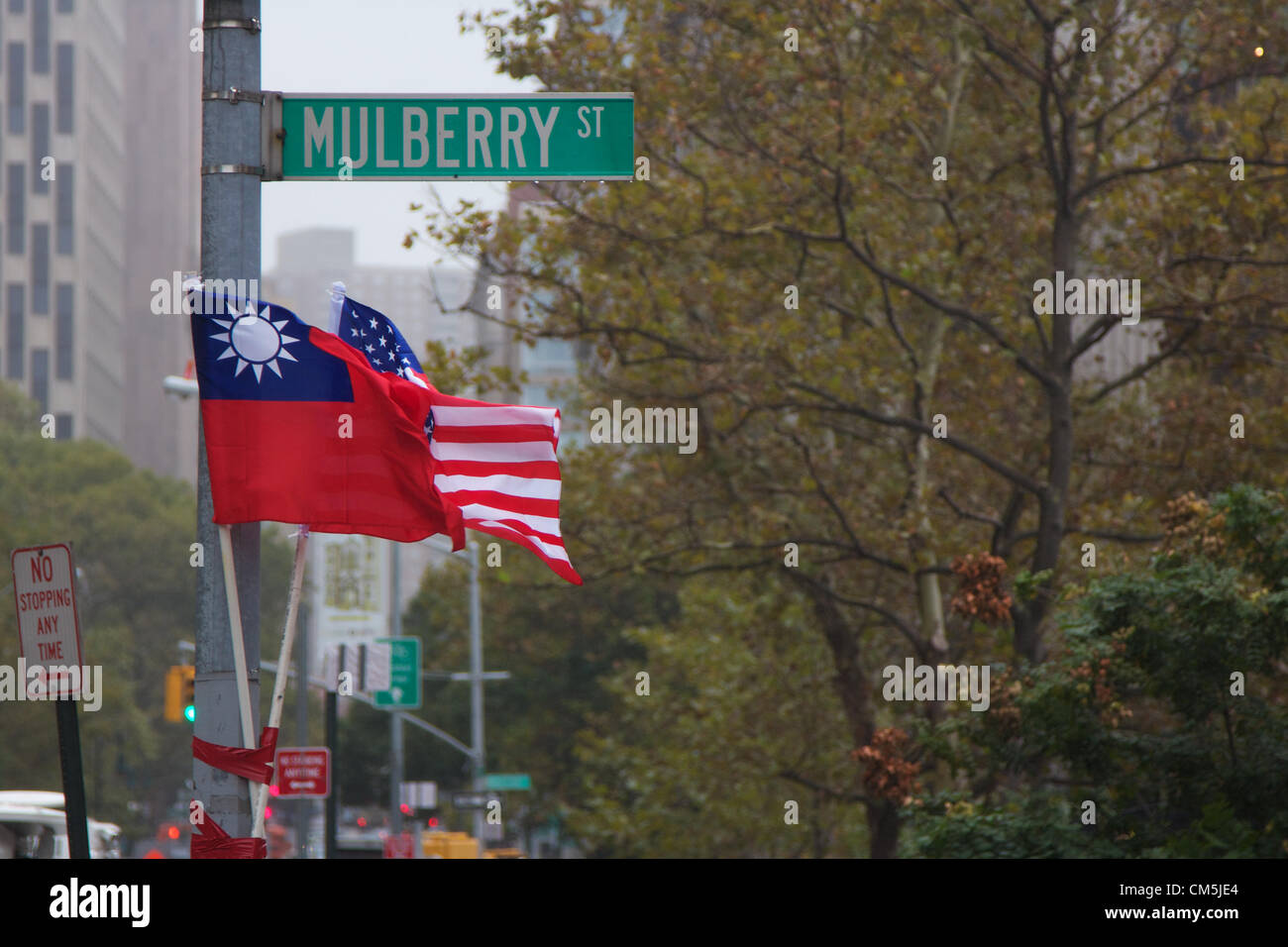 New York, NY - Ottobre 9, 2012: taiwanesi e noi le bandiere lo streaming di fianco a fianco in una celebrazione non ufficiale dei produttori taiwanesi Giornata nazionale del Mulberry Street, nell'area di Chinatown di Manhattan, New York, NY, STATI UNITI D'AMERICA, IL 9 OTTOBRE 2012 Foto Stock