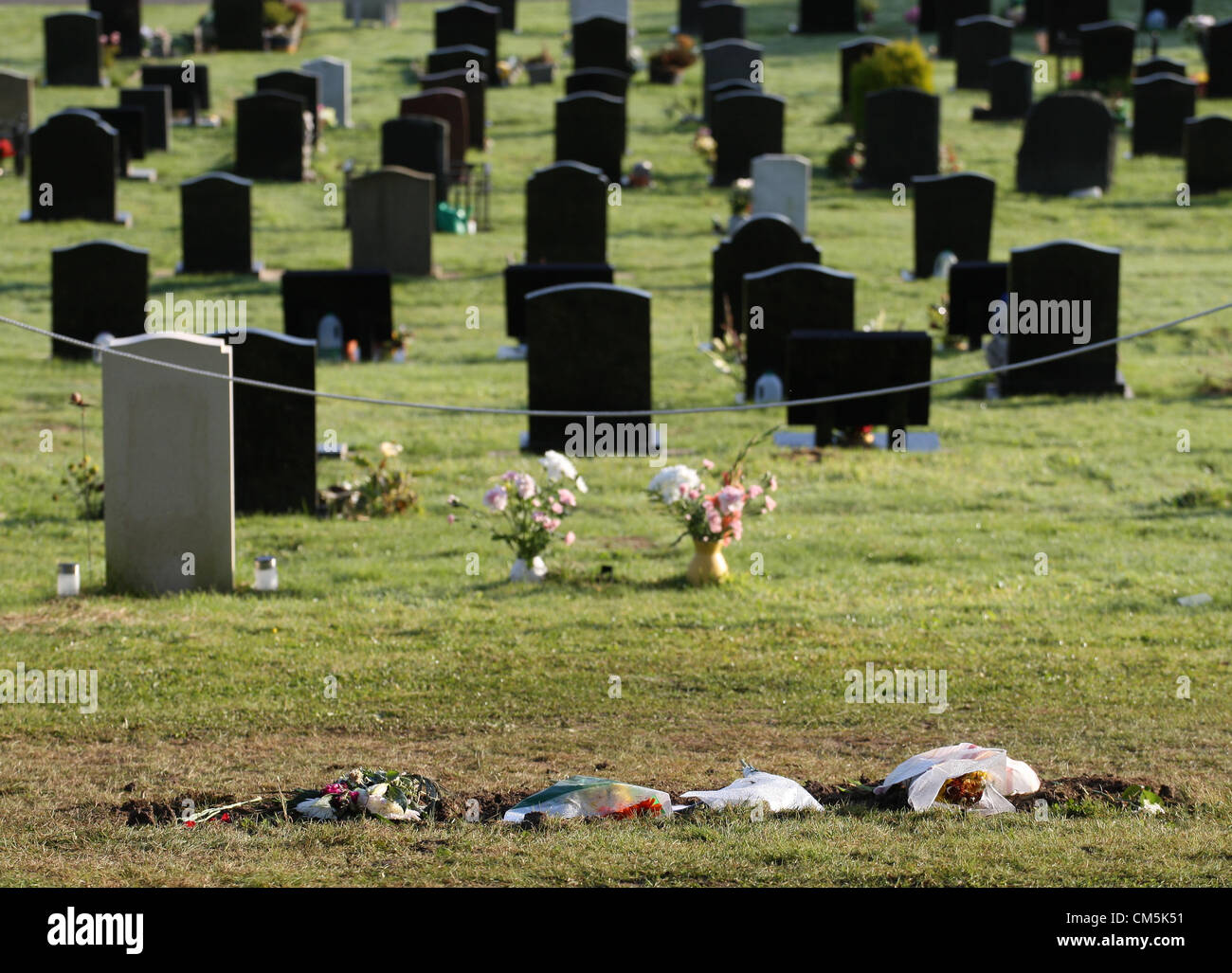 JIMMY SAVILE HEADSTONE rimosso boschi boschi Cimitero Cimitero Cimitero di boschi di Scarborough Inghilterra 10 Ottobre 2012 Foto Stock