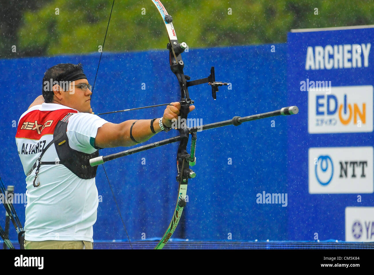 23.09.2012 Tokyo, Giappone Tokyo, Giappone - Luis Alvarez del Messico ha preso un colpo durante il trimestre finale di tiro con l'arco finale di Coppa del Mondo a Parco Hibiya, Chiyoda, a Tokyo, in Giappone il 23 settembre 2012. È stato il secondo giorno e cambio formato di prua, o Arco Olimpico, che gli arcieri sarebbe sparare distanza più lunga rispetto a un altro sistema, composto formato di prua, è stato svolto da 14 mondo top arcieri e due giapponesi medalists delle Olimpiadi di Londra, Miki Kanie e Takaharu Furukawa. Foto Stock