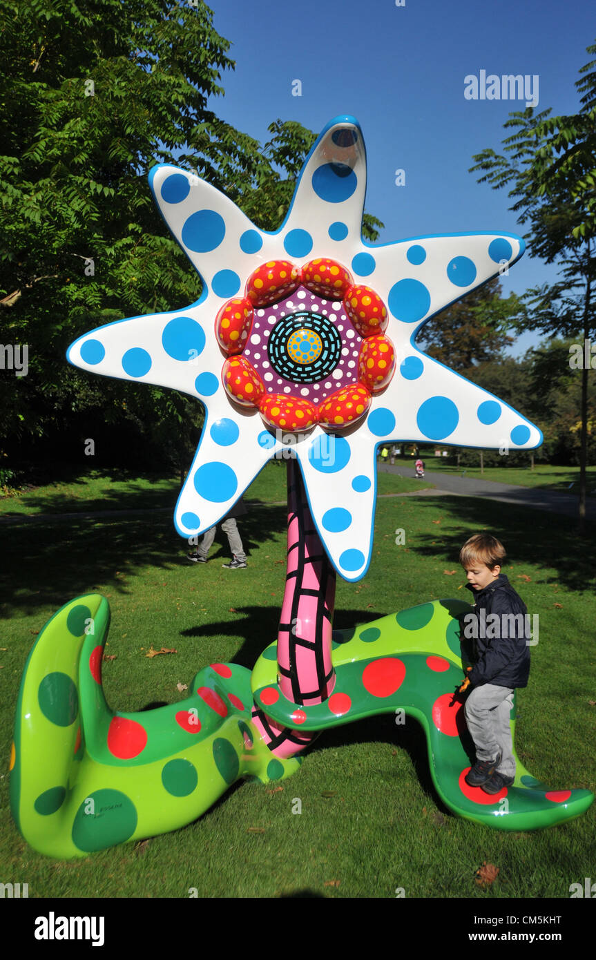 Regents Park, London, Regno Unito. Il 10 ottobre 2012. " Fiori che fioriscono domani" da Yayoi Kusama nel Parco della scultura. Il fregio Art Fair a Regents Park. La più grande arte contemporanea evento nel Regno Unito si apre al pubblico. La fiera d'arte è sponsorizzato da Deutsche Bank e funzioni da oltre 1.000 artisti viventi. Credito: Matteo Chattle / Alamy Live News Foto Stock