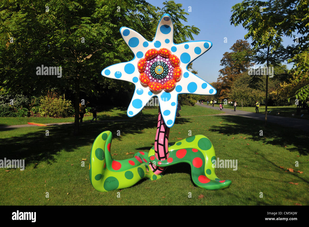 Regents Park, London, Regno Unito. Il 10 ottobre 2012. " Fiori che fioriscono domani" da Yayoi Kusama nel Parco della scultura. Il fregio Art Fair a Regents Park. La più grande arte contemporanea evento nel Regno Unito si apre al pubblico. La fiera d'arte è sponsorizzato da Deutsche Bank e funzioni da oltre 1.000 artisti viventi. Credito: Matteo Chattle / Alamy Live News Foto Stock