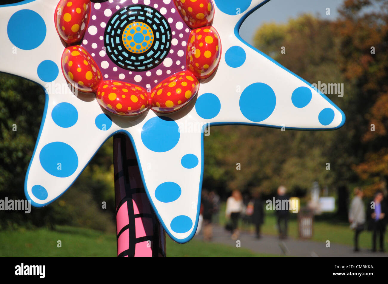 Regents Park, London, Regno Unito. Il 10 ottobre 2012. " Fiori che fioriscono domani" da Yayoi Kusama nel Parco della scultura. Il fregio Art Fair a Regents Park. La più grande arte contemporanea evento nel Regno Unito si apre al pubblico. La fiera d'arte è sponsorizzato da Deutsche Bank e funzioni da oltre 1.000 artisti viventi. Credito: Matteo Chattle / Alamy Live News Foto Stock
