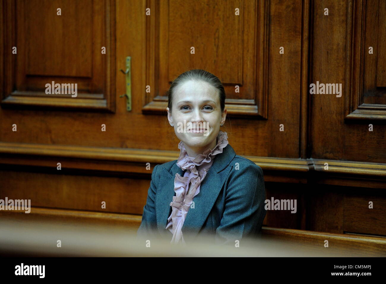 CAPE TOWN, SUD AFRICA: Patologo Dr Janette Verster testimonia al capo di alta corte in ottobre 10, 2012 durante il periodo di prova di Xolile Mngeni chi è accusato di aver ucciso turista britannico anni Dewani a Cape Town, Sud Africa. Mngeni è accusata di tiro anni, in un omicidio assertivamente tracciata dal suo marito britannico Dewani Shrien. (Foto di Gallo Immagini / Foto24 / Lulama Zenzile) Foto Stock