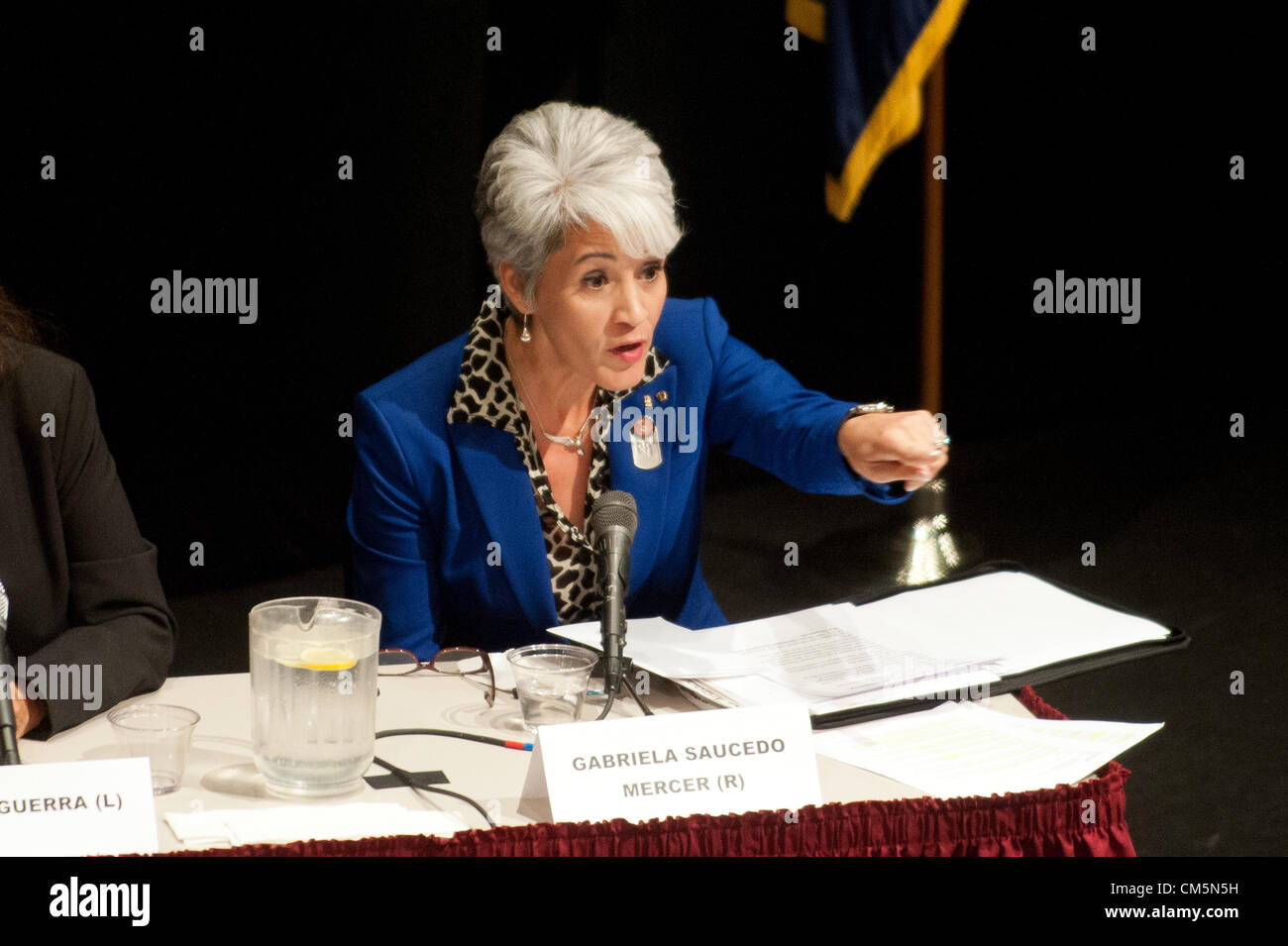 Il 9 ottobre, 2012 - Tucson, Arizona, Stati Uniti - GABRIELA SAUCEDO-MERCER, il candidato del GOP in Arizona CD3 in gara, parla a un candidato il forum presso Pima Community College Campus Ovest di Tucson, in Arizona L'immigrazione, la politica di frontiera e Grijalva 2010 di chiamata per un boicottaggio di stato in seguito al passaggio di SB1070 erano frequenti gli argomenti di discussione. (Credito Immagine: © sarà Seberger/ZUMAPRESS.com) Foto Stock