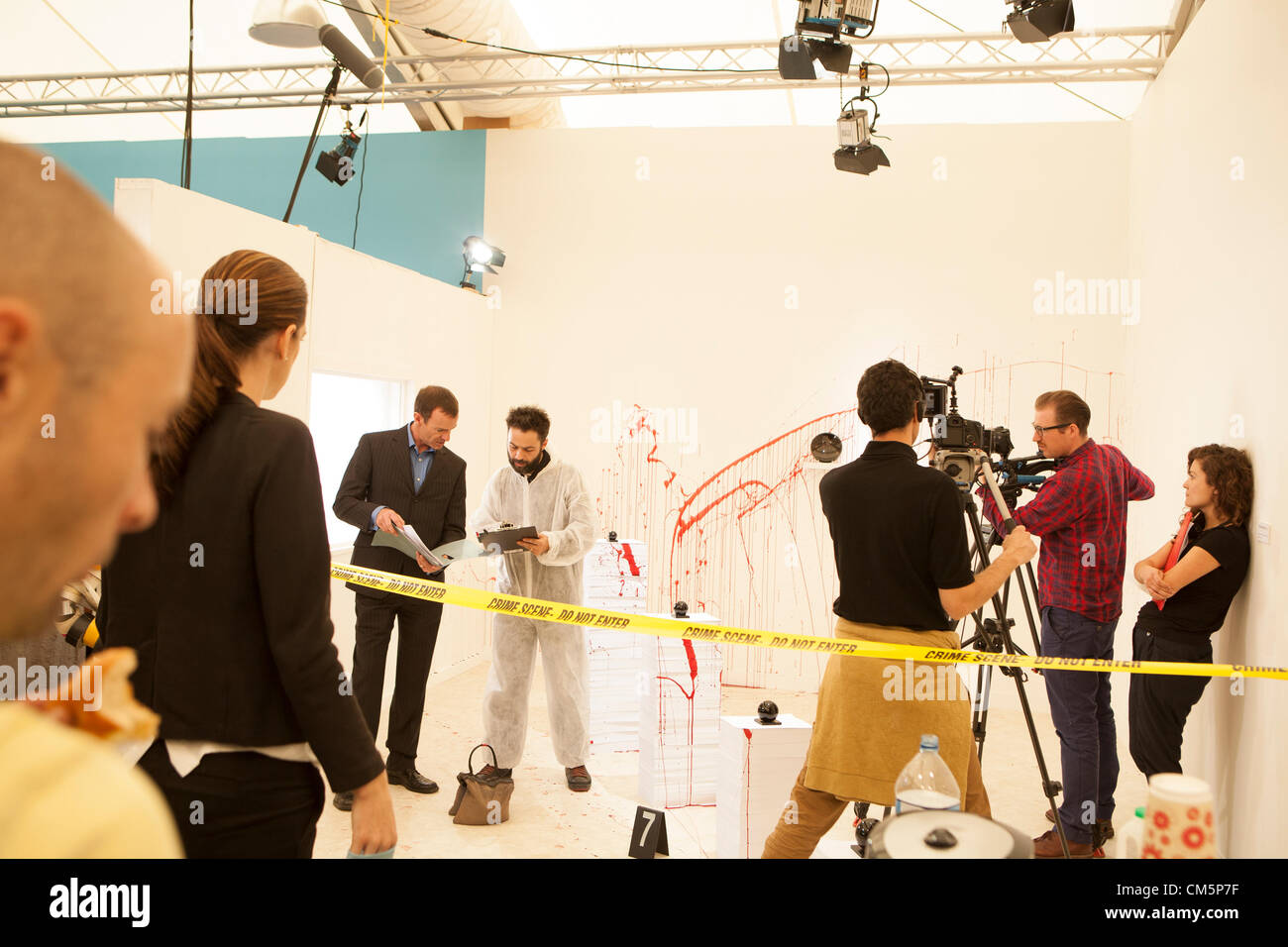 Londra, Regno Unito. Il 10 ottobre 2012. Aslı Çavuşoğlu la ricreazione di un crimine dramma scena, uno dei "fregio Progetti" che si svolge presso il 2012 Londra fregio Art Fair a Regent's Park. Foto Stock
