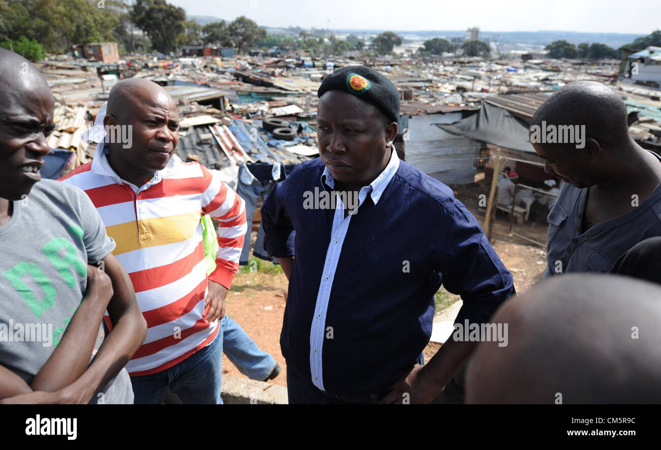 JOHANNESBURG, SUD AFRICA: espulso ANC Youth League leader Julius Malema arriva nel Parco Slovo insediamento informale il 10 ottobre 2012 a Johannesburg, in Sud Africa. I residenti invitati Malema per risolverli. (Foto di Gallo Immagini / Foto24 / Felix Dlangamandla) Foto Stock