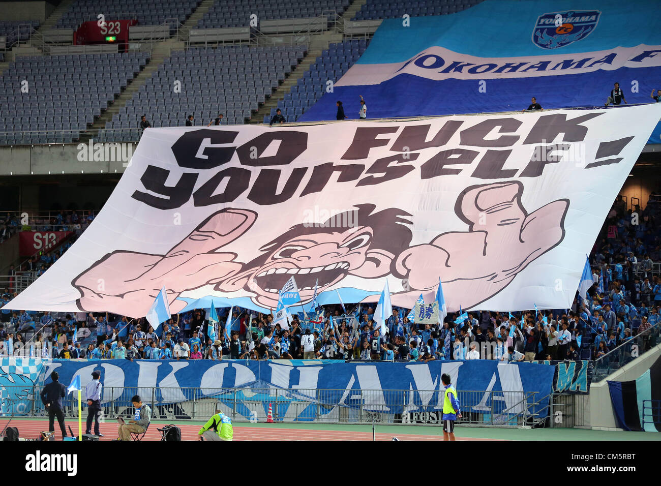 FC FCYokohama ventole (Yokohama FC), Ottobre 10, 2012 - Calcio : Yokohama FC appassionati raccontano le loro rivali locali cosa fare nei loro migliori giapponese di Yokohama FC fan (Yokohama FC), Ottobre 10, 2012 - Calcio : Yokohama FC fan tenere un grande striscione finalizzata alla loro rivali appena prima dell'inizio del 92Imperatore della tazza, 3° Round match tra Yokohama f Marinos 2-1 Yokohama FC a Nissan Stadium, Kanagawa, Giappone. Shunsuke Nakamura, ex del Celtic, segnato due free-calci come Yokohama f Marinos ha vinto il gioco 2-1. (Foto di Daiju Kitamura/AFLO SPORT) [1045] Foto Stock