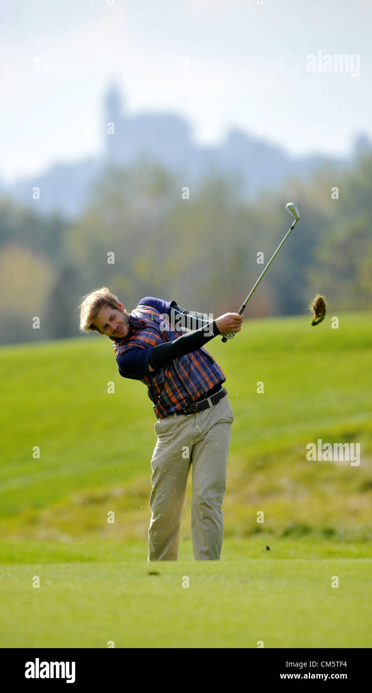 Hora di Kuneticka, Repubblica Ceca. 11 ottobre 2012. Giocatore di Golf James Heath dalla Gran Bretagna è raffigurato durante gli uomini torneo di golf in hora di Kuneticka. Challenge Tour (secondo livello di tour Il tour europeo) ha iniziato a hora di Kuneticka, Repubblica ceca, 11 ottobre 2012. (CTK foto/Josef Vostarek) Foto Stock