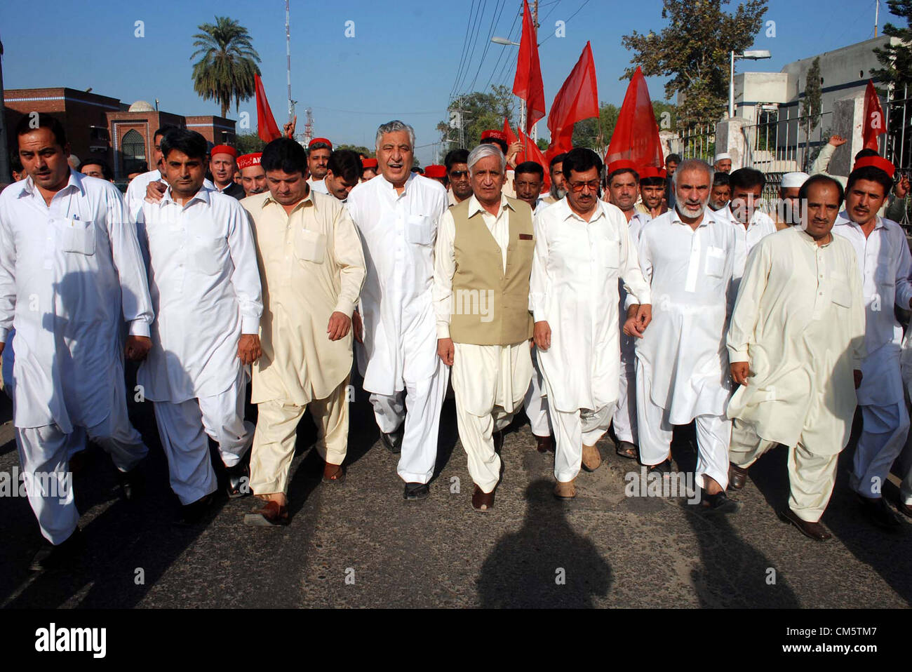 Khyber Pakhtoonkhawa del governo locale e lo sviluppo rurale il Ministro, Bashir Bilour conduce un rally di protesta contro gli attacchi su Malala Yousaf Zai organizza da Awami National Party a Peshawar giovedì, 11 ottobre 2012. Malala Yousaf Zai, un bambino attivista per i diritti nazionali e la pace Award, è stato ferito gravemente, insieme con un'altra ragazza studente, dopo un pistolero shot lei il martedì a Mingora città del distretto di Swat mentre ella tornando a casa dalla scuola su un furgone. Secondo il senior medico Malala Yousaf Zai era ancora in una condizione critica il mercoledì dopo su Foto Stock