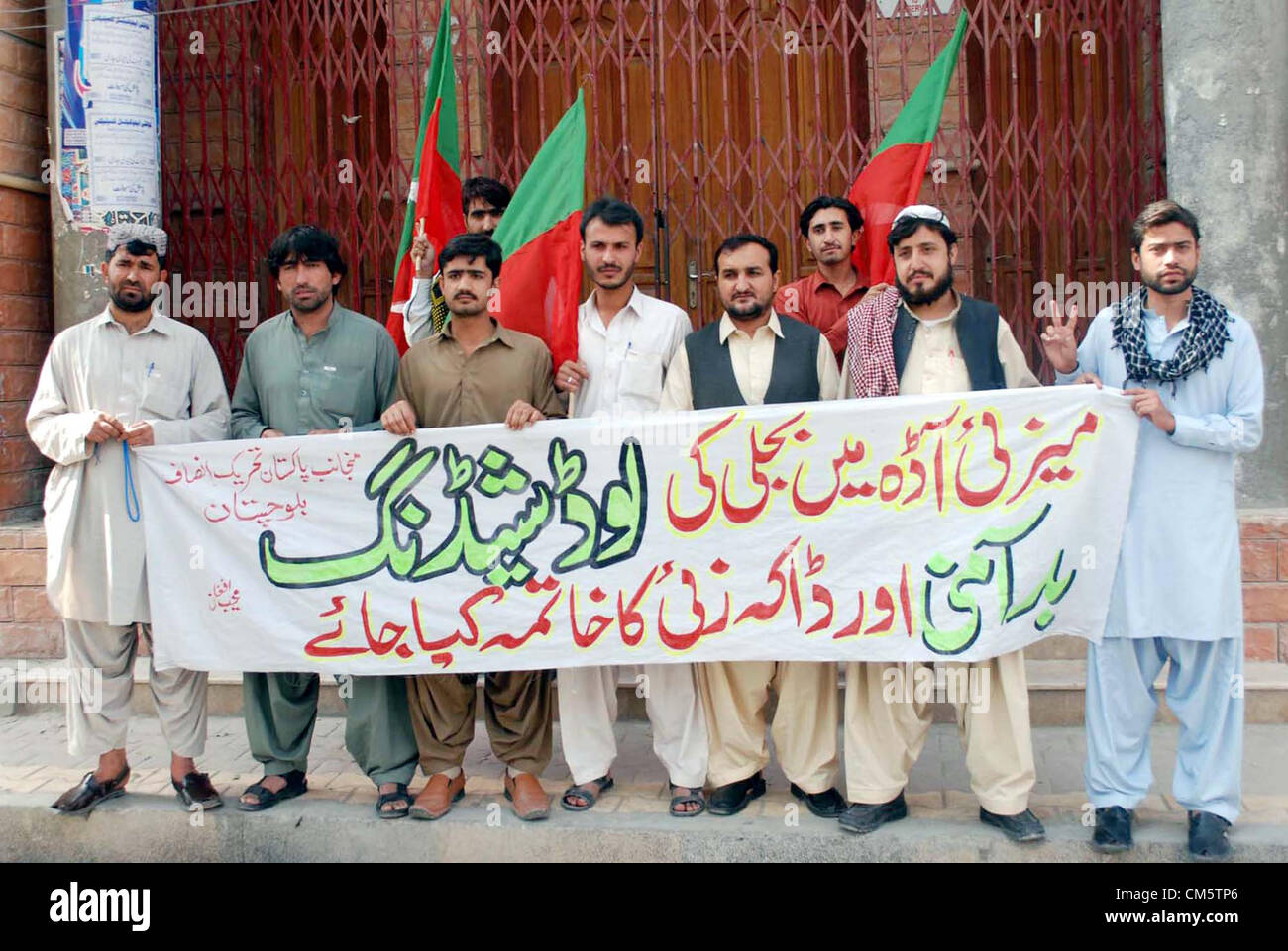 Gli attivisti del Tehreek-e-Insaf (PTI) stanno protestando contro l'elettricità alleggerimento del carico e a favore delle loro richieste durante una dimostrazione a Quetta press club il giovedì, 11 Ottobre 2012 Foto Stock