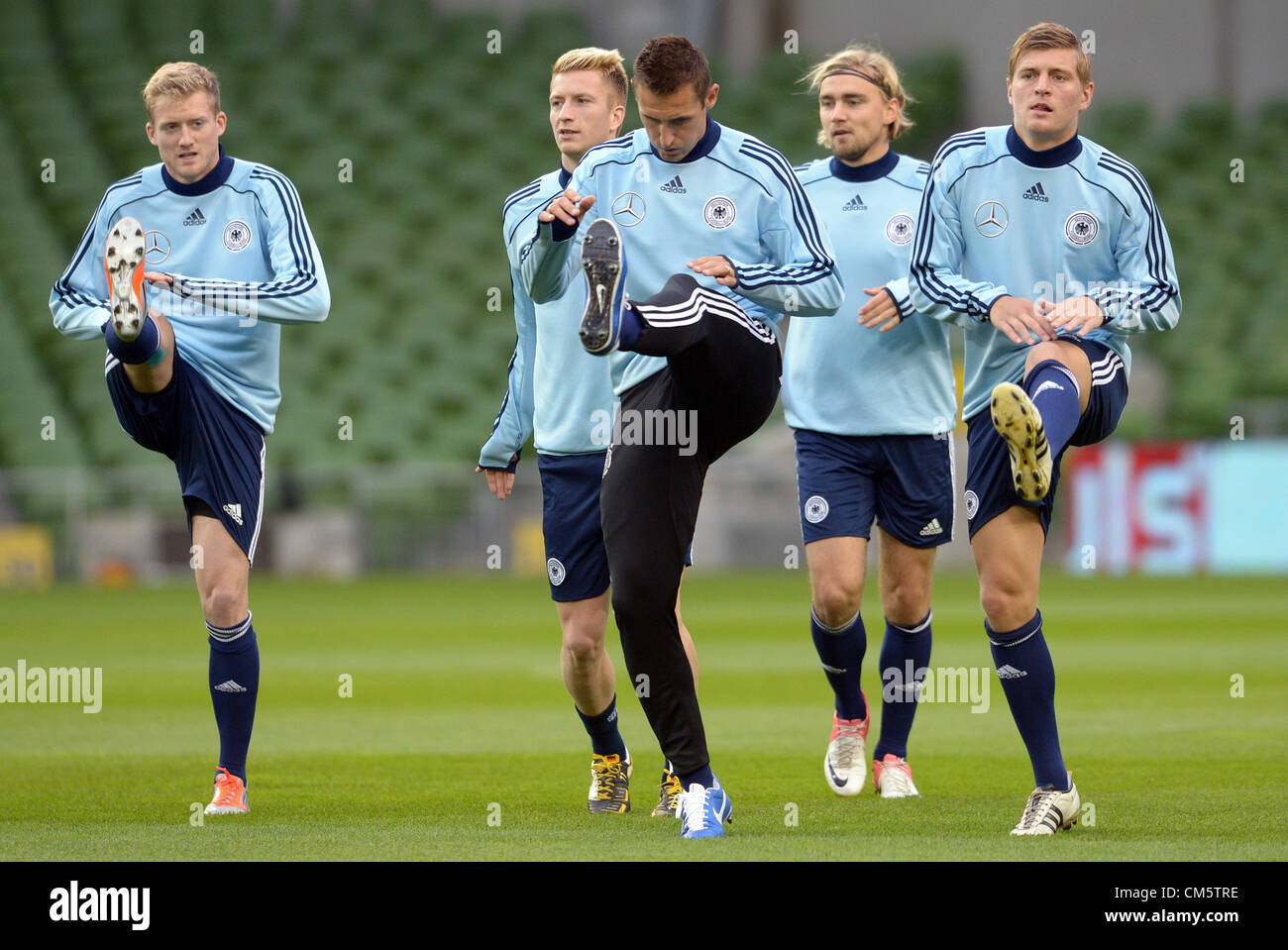 11.10.2012. Aviva Stadium, Dublino, Irlanda. La Germania Andre Schuerrle (L-R), Marco Reus, Miroslav KLOSE, Marcel Schmelzer e Toni Kroos prende parte alla formazione all'Aviva Stadium di Dublino, in Irlanda, 11 ottobre 2012. Il tedesco del team nazionali dovranno svolgere un ruolo World Cup Match di qualificazione contro l'Irlanda il 12 ottobre 2012. Foto Stock