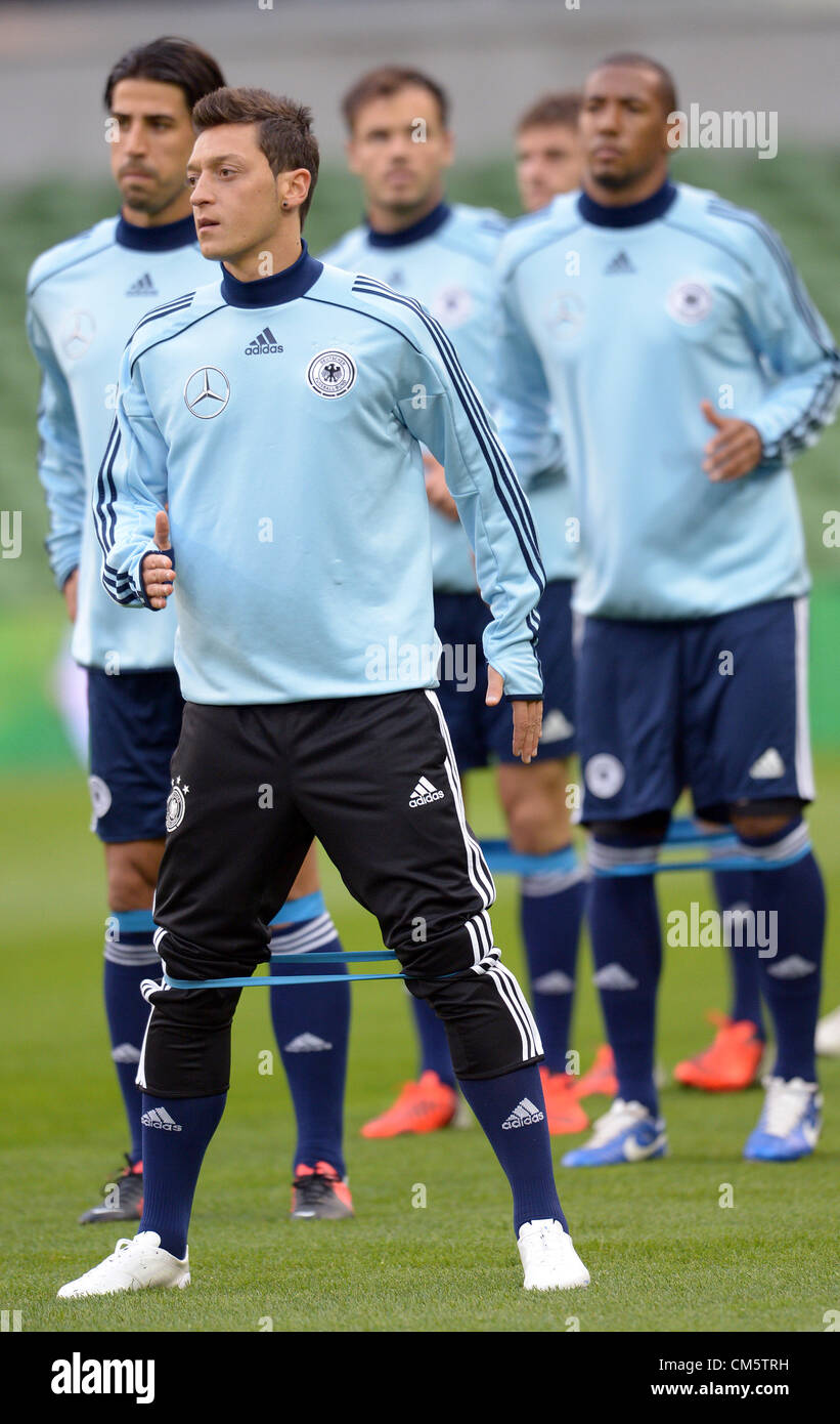 11.10.2012. Aviva Stadium, Dublino, Irlanda. La Germania Mesut Ozil prende parte alla formazione all'Aviva Stadium di Dublino, in Irlanda, 11 ottobre 2012. Il tedesco del team nazionali dovranno svolgere un ruolo World Cup Match di qualificazione contro l'Irlanda il 12 ottobre 2012. Foto Stock