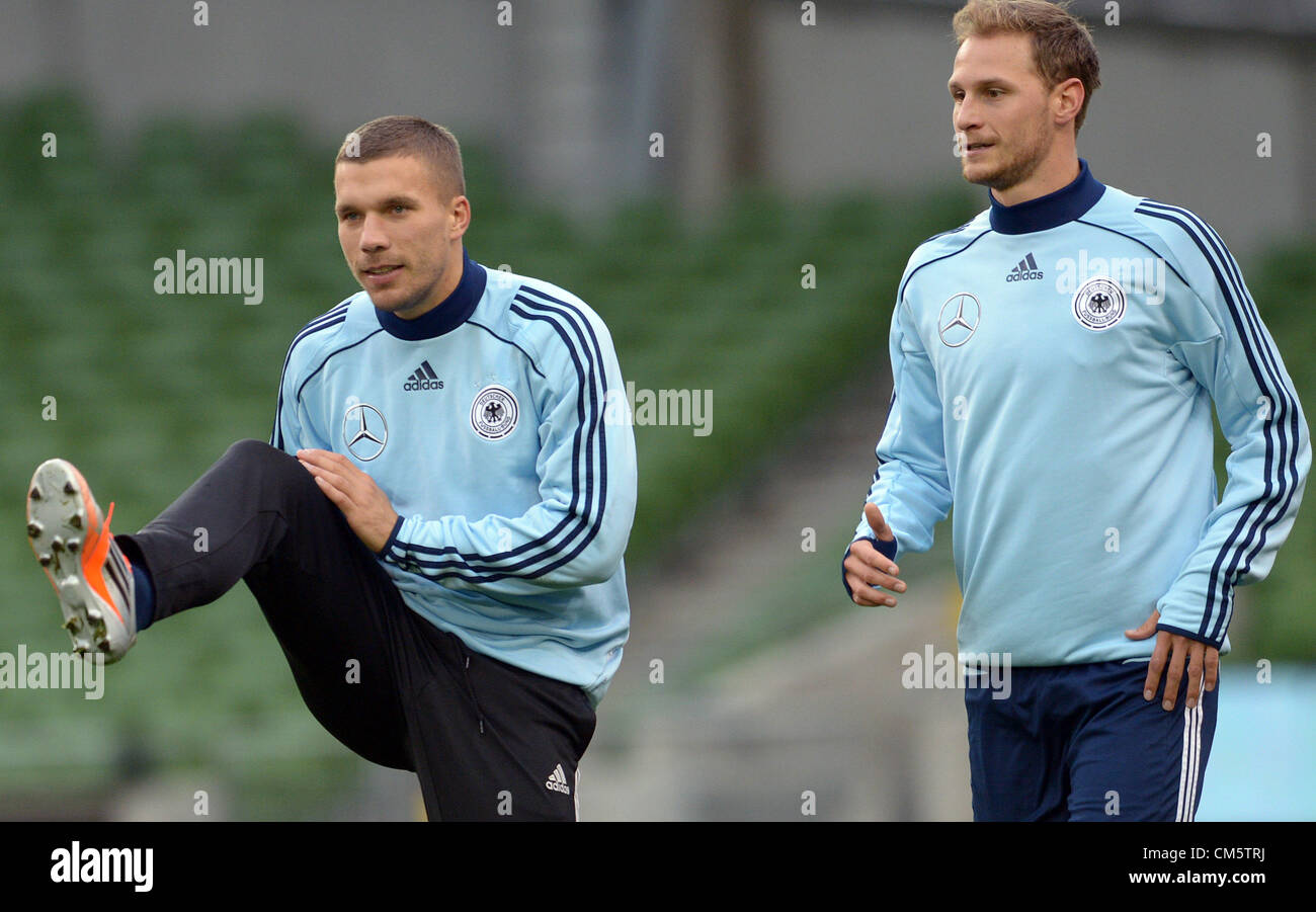 11.10.2012. Aviva Stadium, Dublino, Irlanda. La Germania Lukas Podolski (l) e Benedickt Hoewedes tratto durante il corso di formazione in Aviva Stadium di Dublino, in Irlanda, 11 ottobre 2012. Il tedesco del team nazionali dovranno svolgere un ruolo World Cup Match di qualificazione contro l'Irlanda il 12 ottobre 2012. Foto Stock