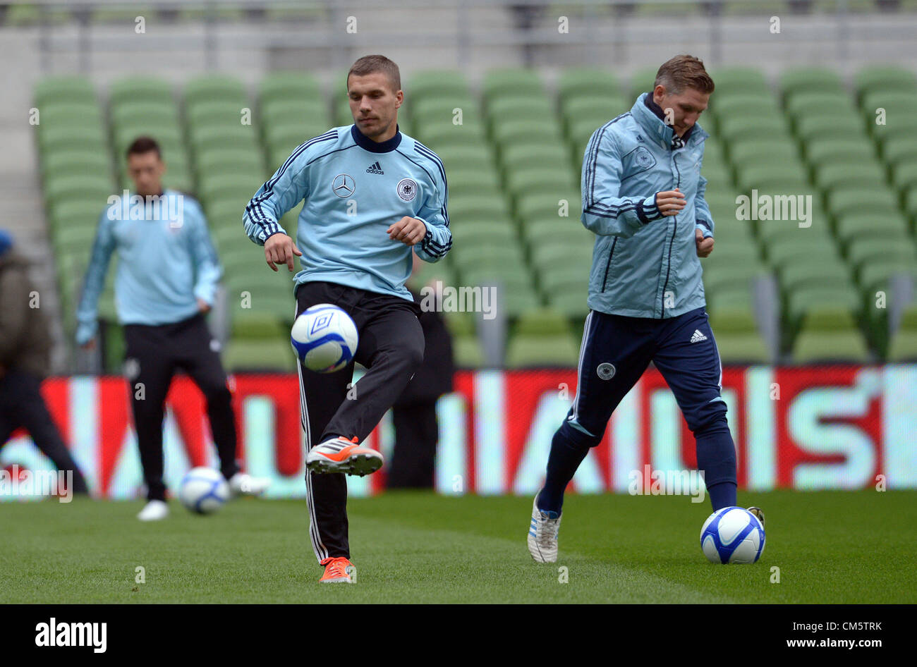 11.10.2012. Aviva Stadium, Dublino, Irlanda. La Germania Lukas Podolski (L) e Bastian SCHWEINSTEIGER partecipano a corsi di formazione in Aviva Stadium di Dublino, in Irlanda, 11 ottobre 2012. Il tedesco del team nazionali dovranno svolgere un ruolo World Cup Match di qualificazione contro l'Irlanda il 12 ottobre 2012. Foto Stock