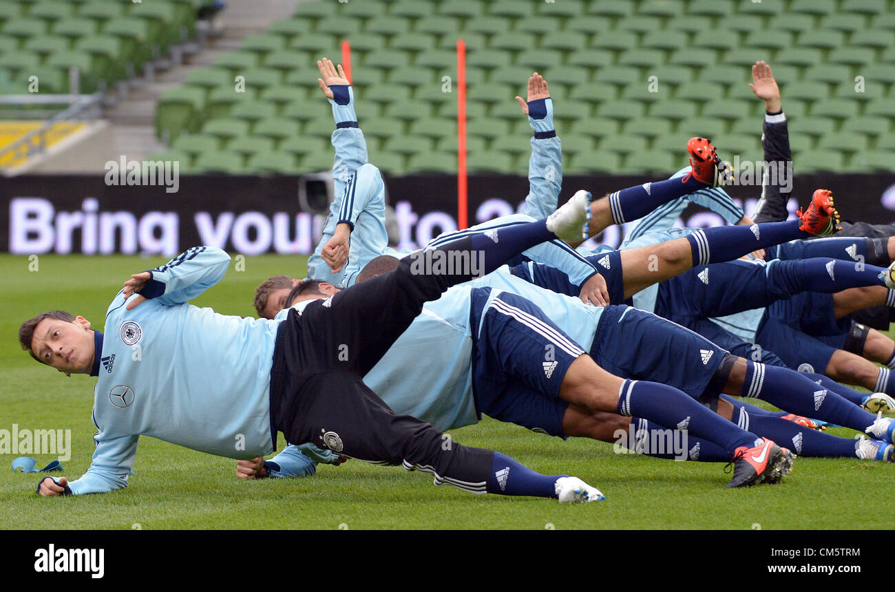 11.10.2012. Aviva Stadium, Dublino, Irlanda. La Germania Mesut Ozil prende parte alla formazione all'Aviva Stadium di Dublino, in Irlanda, 11 ottobre 2012. Il tedesco del team nazionali dovranno svolgere un ruolo World Cup Match di qualificazione contro l'Irlanda il 12 ottobre 2012. Foto Stock