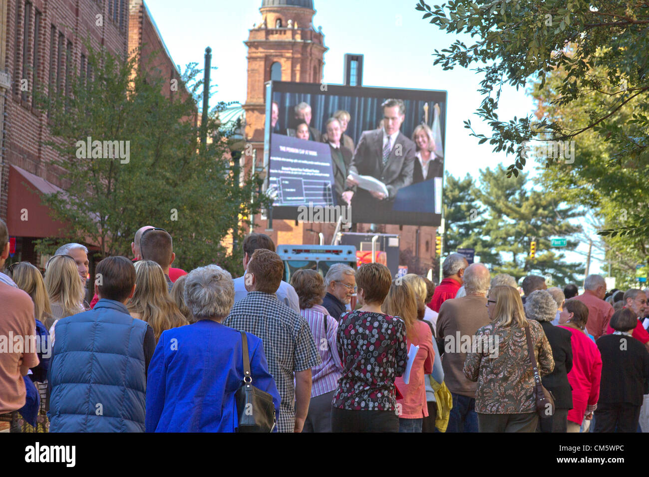 Asheville, North Carolina, Stati Uniti d'America. 11 ottobre 2012. Le persone si mettono in linea nei pressi di un grande schermo video che mostra un Mitt Romney campagna video e attendere per immettere la Mitt Romney campagna presidenziale nel rally di Asheville, North Carolina, USA, il 11 ottobre 2012 Foto Stock