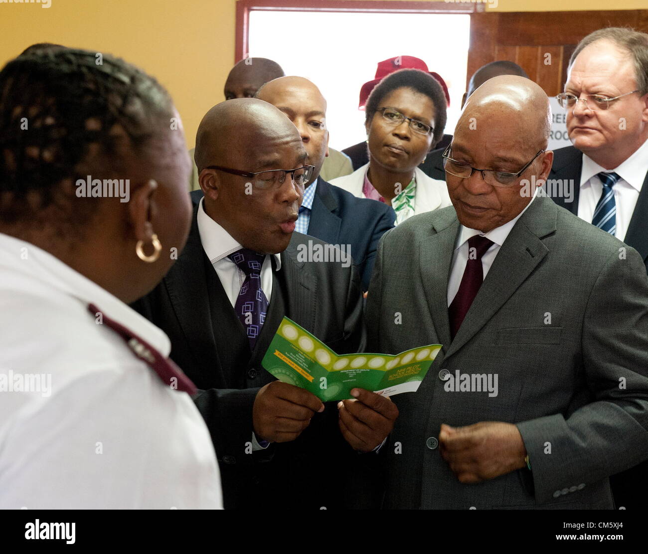 PRETORIA, SUD AFRICA: presidente Jacob Zuma e il Ministro della Salute Aaron Motsoaledi durante il lancio di una scuola di salute sul programma di Ottobre 11, 2012 a Pretoria, Sud Africa. Il programma è parte di governi rollout della nazionale di assicurazione sanitaria con Pretoria essendo uno dei dieci settori in cui il governo è il pilotaggio NHI. (Foto di Gallo Immagini / Foto24 / Brendan Croft) Foto Stock