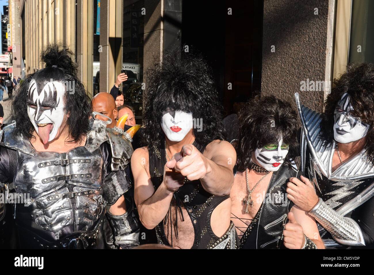 I membri di Kiss Gene Simmons, Paul Stanley, Eric Singer, Tommy Thayer, immettere la Sirius XM Studios fuori e circa per CANDIDS CELEBRITY-gio, Midtown Manhattan, New York, NY Ottobre 11, 2012. Foto di: Ray Tamarra/Everett Collection Foto Stock