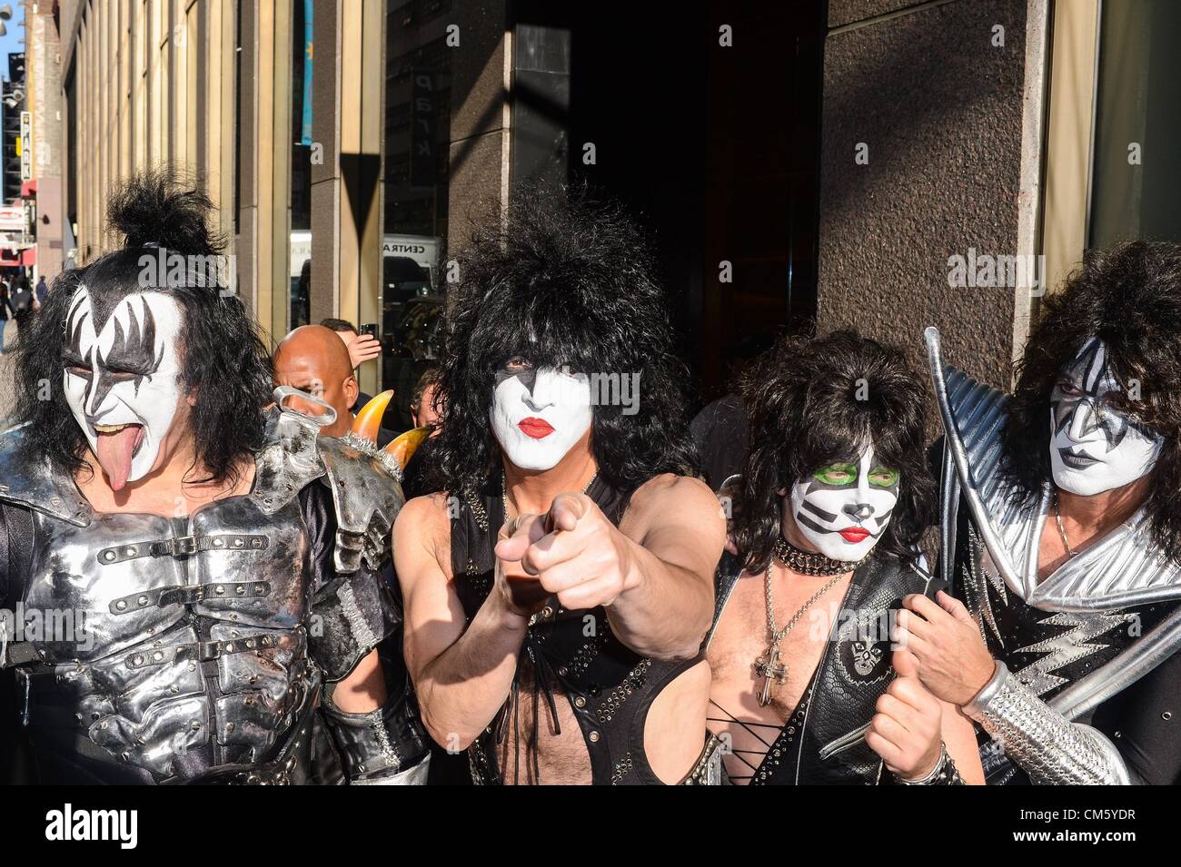I membri di Kiss Gene Simmons, Paul Stanley, Eric Singer, Tommy Thayer, immettere la Sirius XM Studios fuori e circa per CANDIDS CELEBRITY-gio, Midtown Manhattan, New York, NY Ottobre 11, 2012. Foto di: Ray Tamarra/Everett Collection Foto Stock